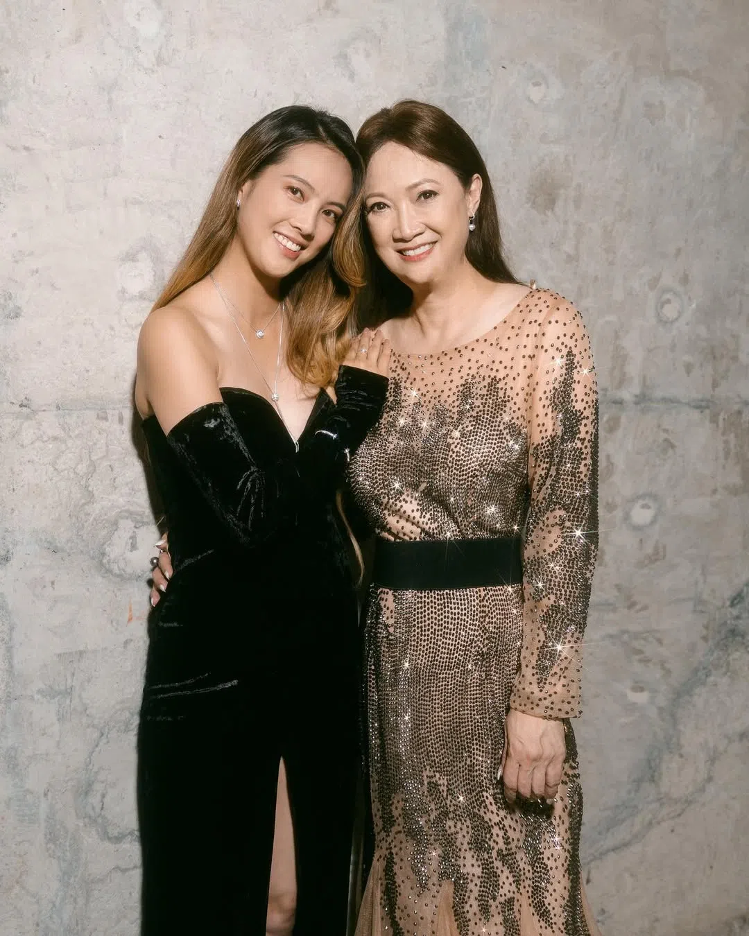 女儿郑颖（左）即将出嫁，洪慧芳感到五味杂陈。（取自洪慧芳IG）