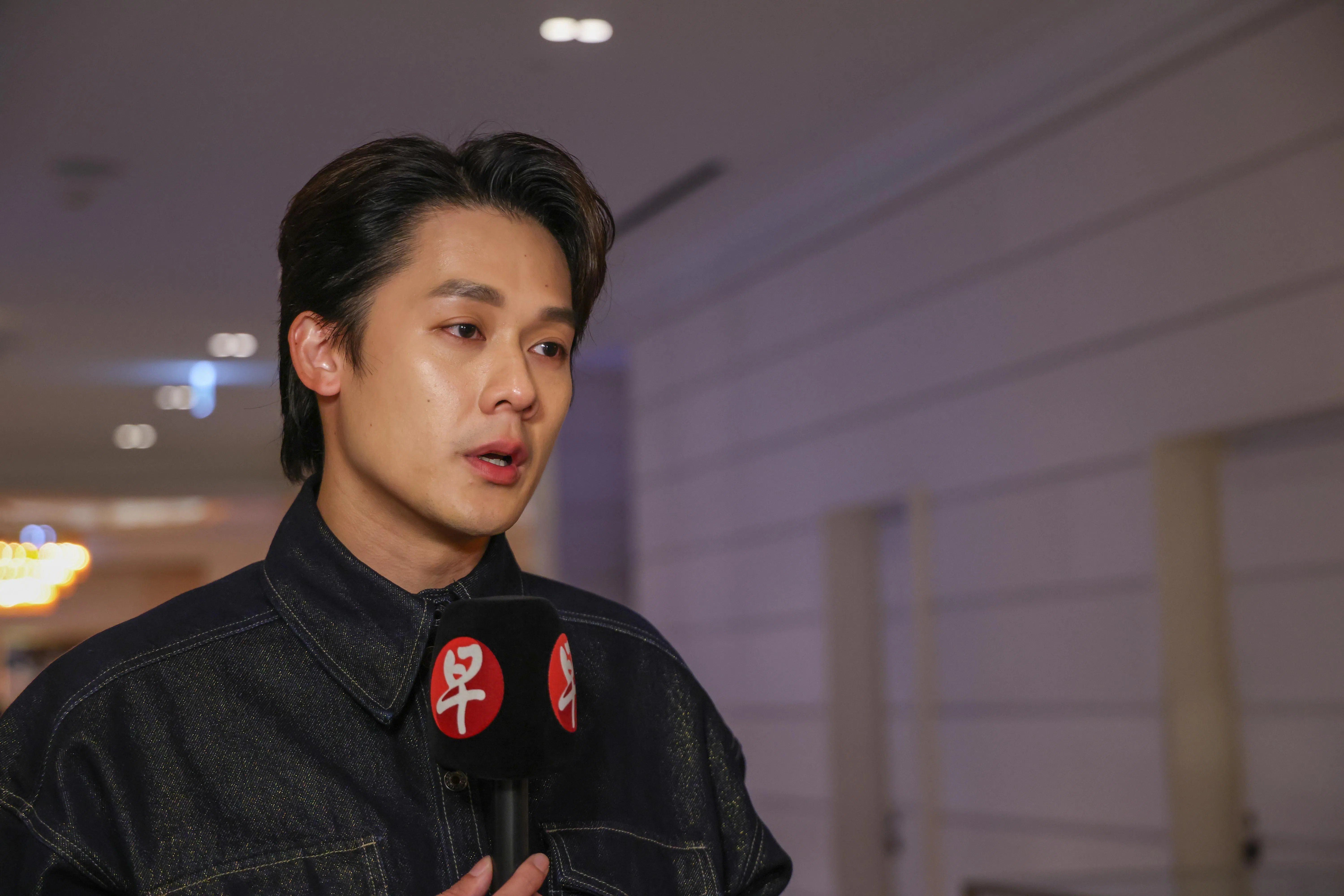 许瑞奇接受《联合早报》访问时，一度哽咽。（白艳琳摄）