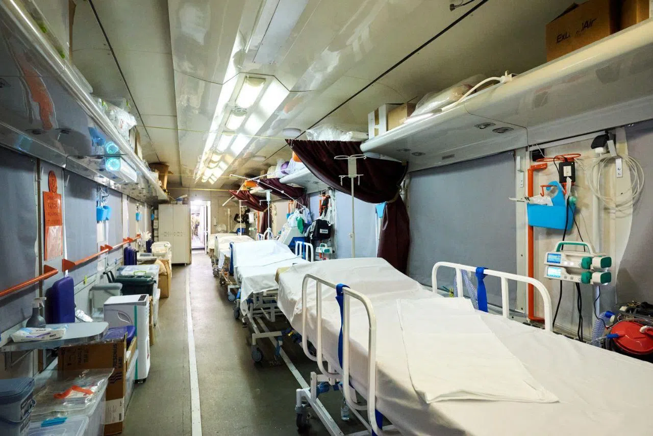 乌克兰军用医疗列车就像小型移动诊所，包括生命维系器等各种急救设备都有。伤势严重的士兵用的是五个床位的车厢，其他伤兵用十个床位的车厢。（乌克兰铁路公司提供）