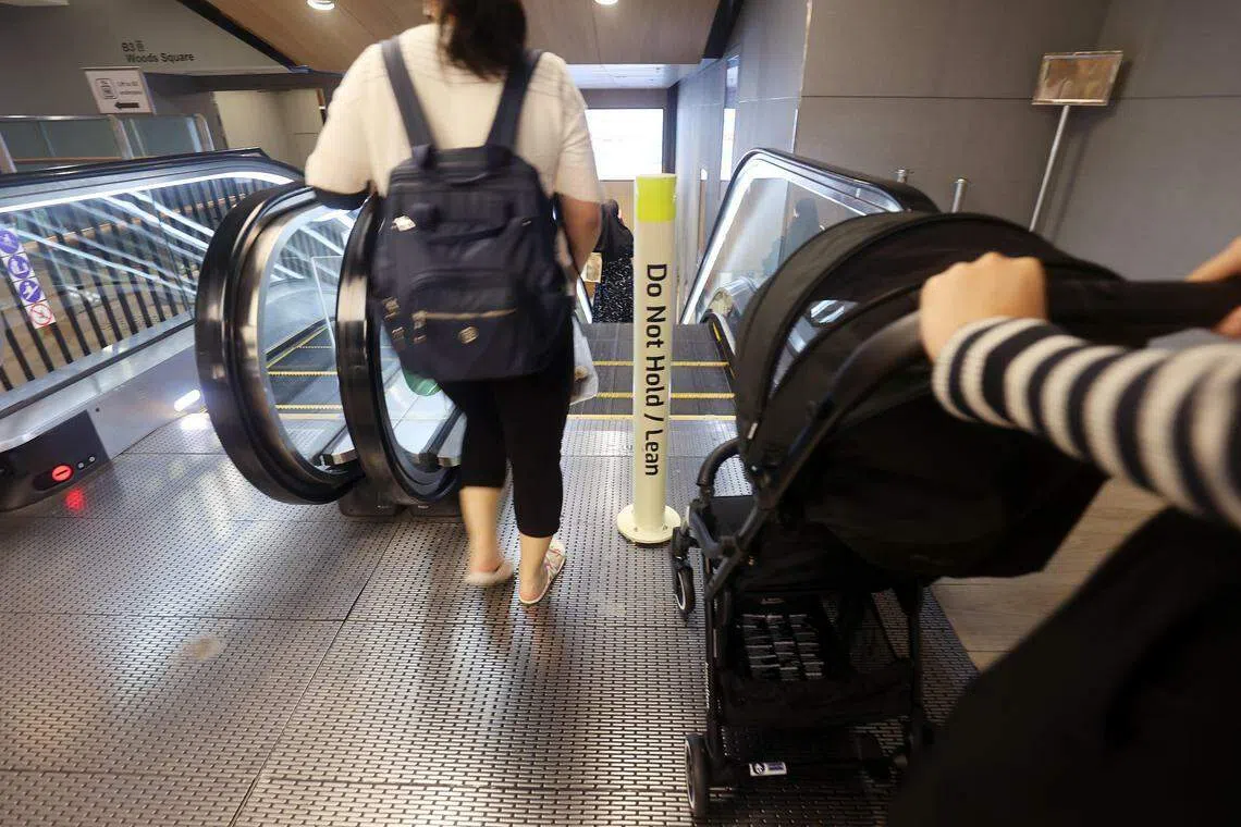 磁柱放置在左右扶手之间的中心点，能有效阻挡婴儿车和购物推车。（萧紫薇摄）