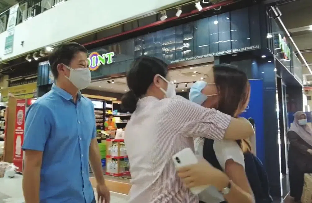 记者杨量而于2021年11月29日越堤报道新马疫苗接种者旅游走廊启动，与近两年没有见面的父母在车站团聚，场面温馨感人。（视频截图）