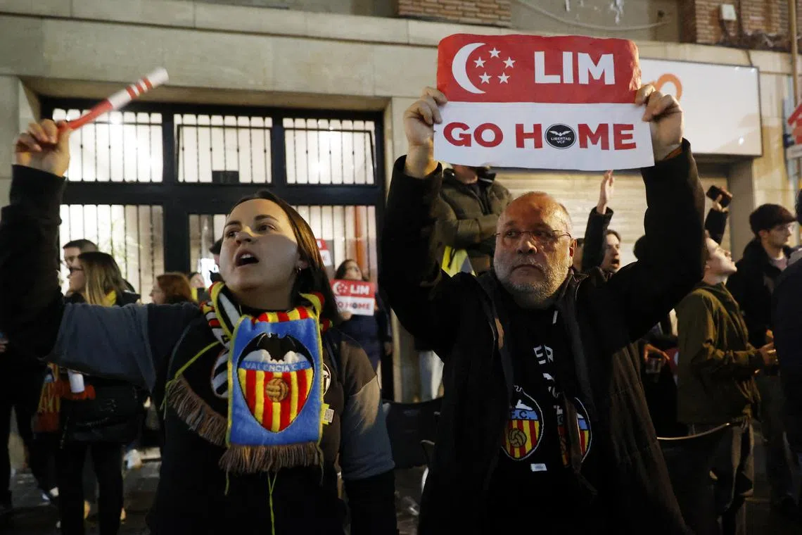 巴伦西亚球迷在1月3日对阵皇家马德里的西甲联赛前，手握标语要求林荣福出售球队。（路透社）