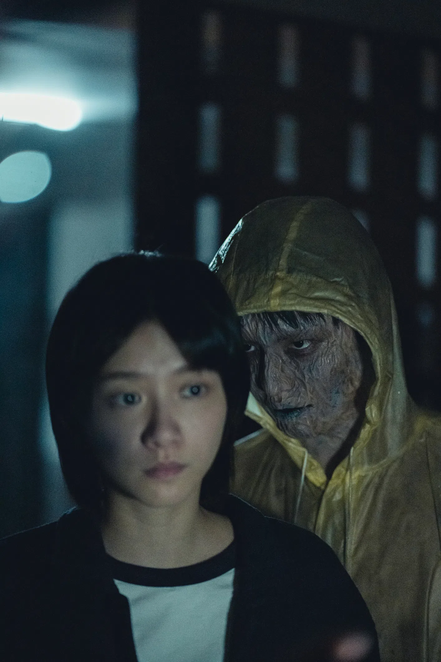 曹佑宁（右）演山魂，以特效鬼妆惊吓观众。（邵氏机构提供）