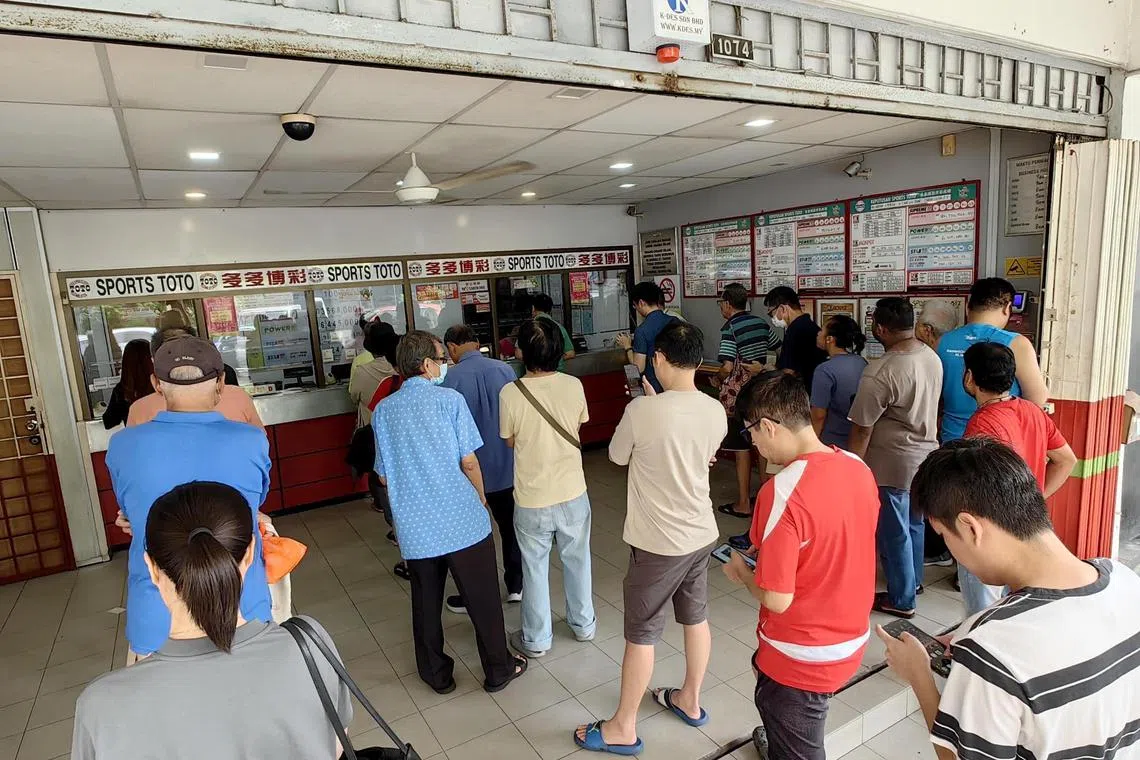 马来西亚好运多多六合彩累积奖金达历来最高，人们在多地的投注站大排长龙。（东方日报）