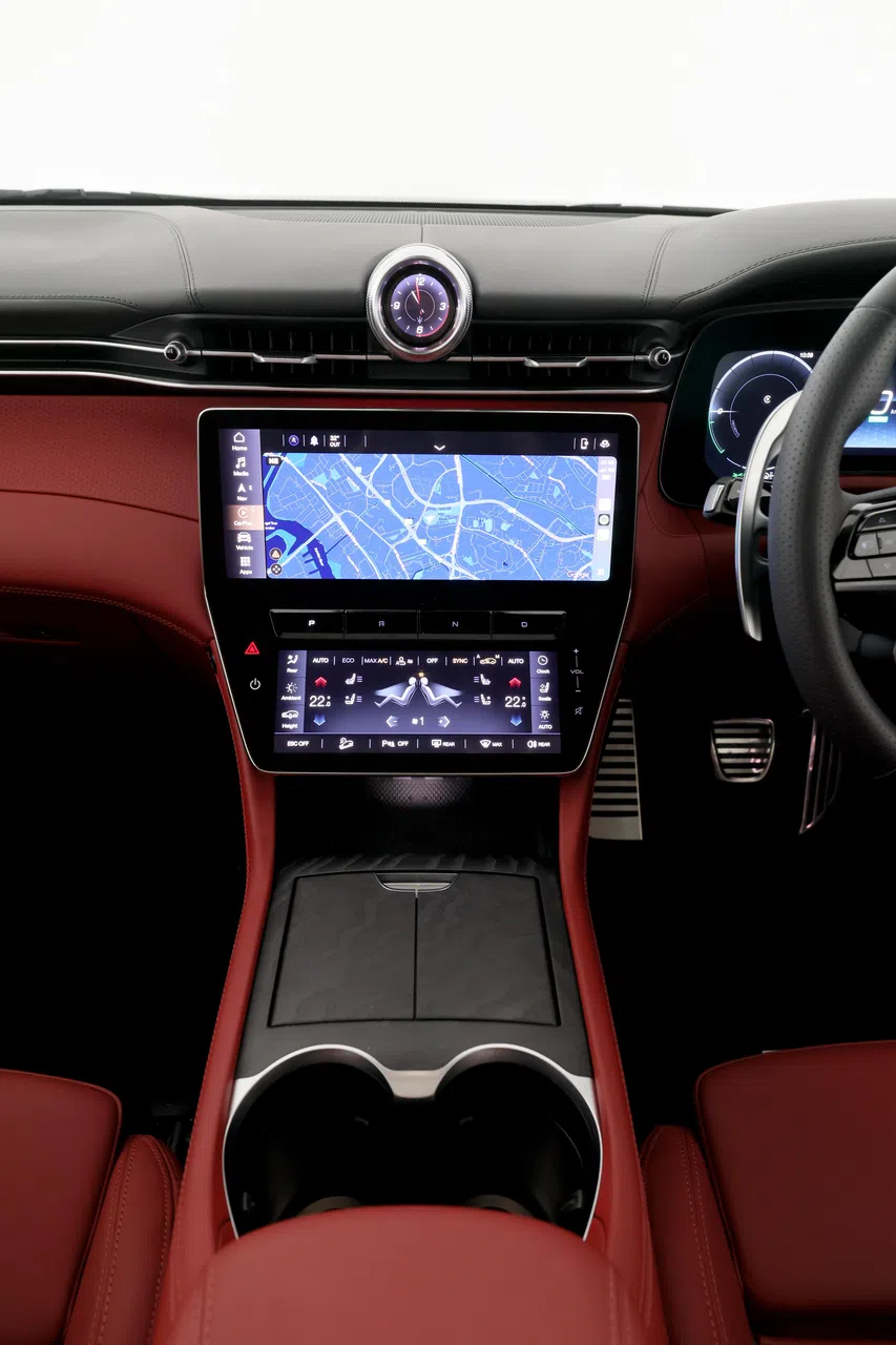 中控台延续汽油版Grecale的上下双屏设计。（龙国雄摄）