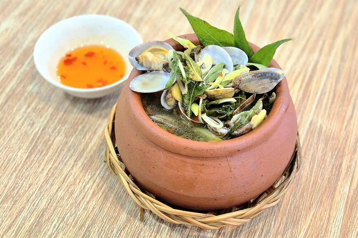 啦啦汤的味道有点像冬炎汤，带香茅味，啦啦分量十足。（陈爱薇摄）