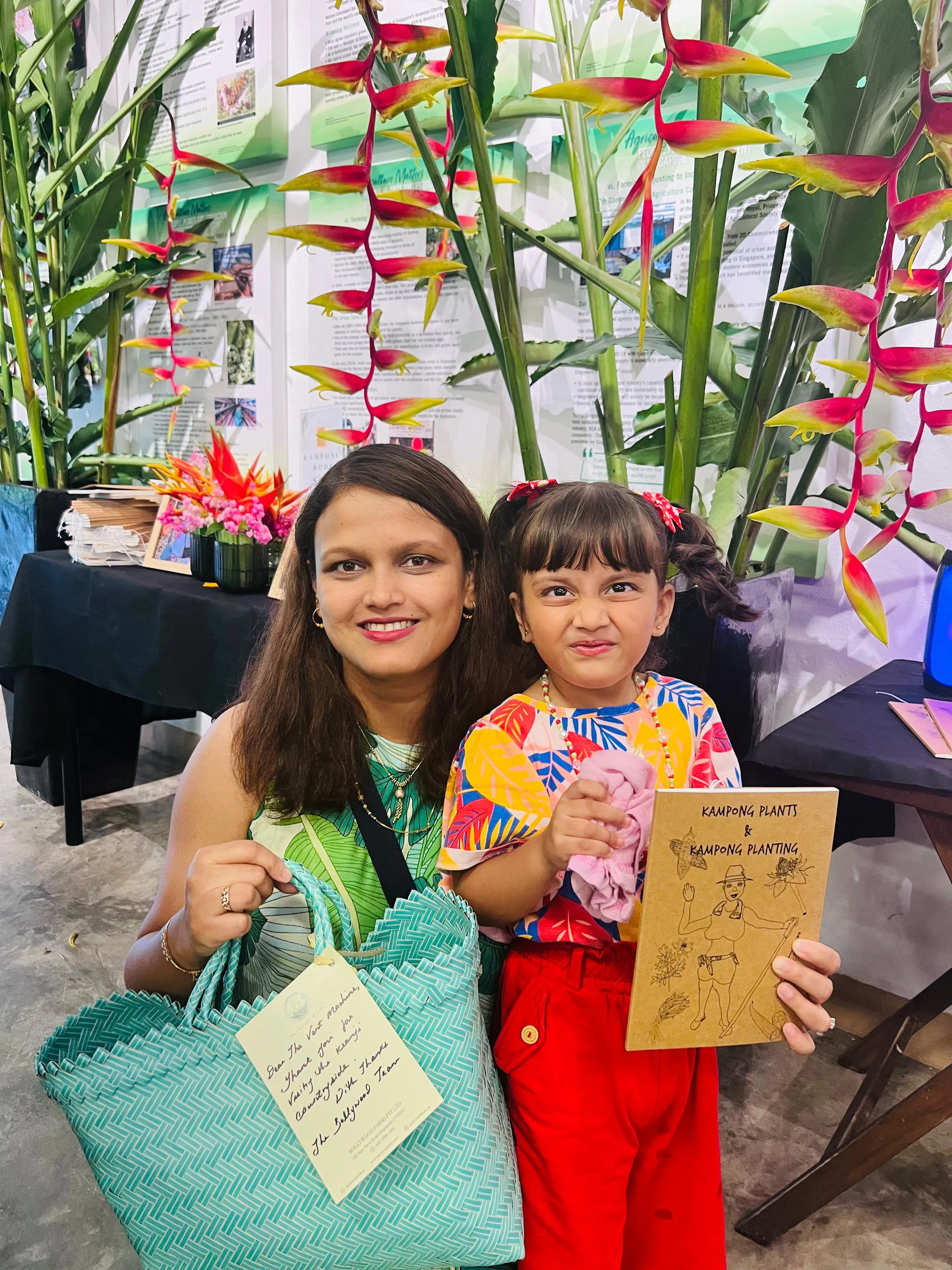 自由撰稿人Surabhi Pandey（苏拉碧·潘迪）偕同三岁半的女儿参与6月30日在Bollywood农场举行的新书推介会，女儿一眼认出书中多种植物。（受访者提供）