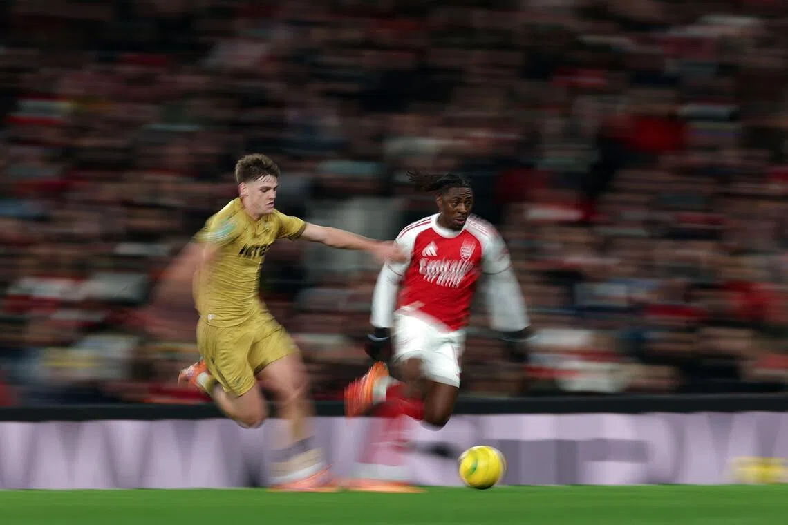 担任炮兵进攻型中场的埃泽（右）本季发挥稳健，在15场英超比赛攻入四球，并贡献两记助攻。（法新社）