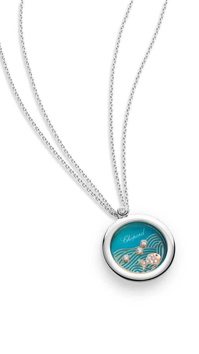 Happy Fish系列有同主题吊坠，让佩戴者可同时拥抱腕表与珠宝的双重喜悦。（萧邦提供）