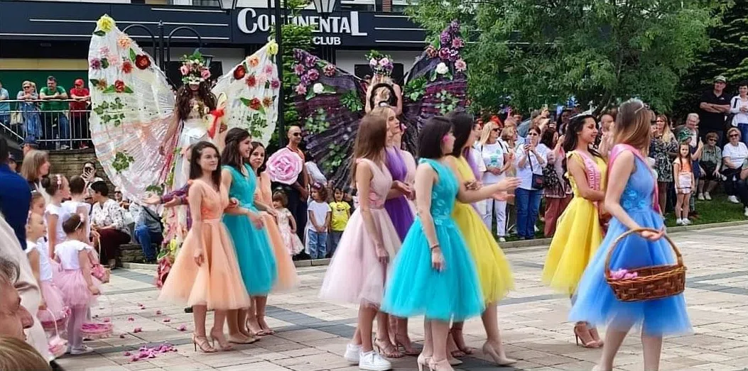 游客可体验采摘玫瑰，品尝玫瑰酱，观赏“玫瑰王后”游行等活动。（许月英摄）