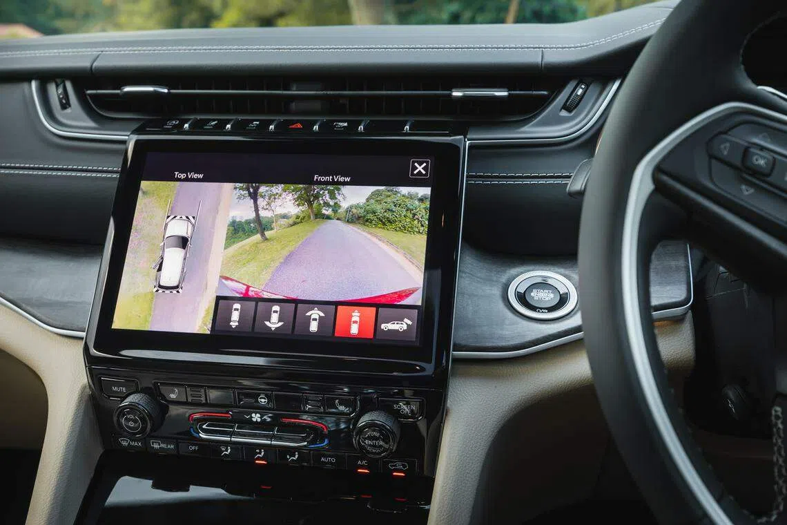 新车前座的设置现代时尚，除了触控屏信息娱乐系统，还有10.25英寸数码仪表盘面板。（车商提供）