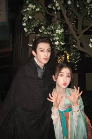 虞书欣（右）和王鹤棣被指最近在跨年晚会同台零交流。（图／翻摄自微博）（取自微博）