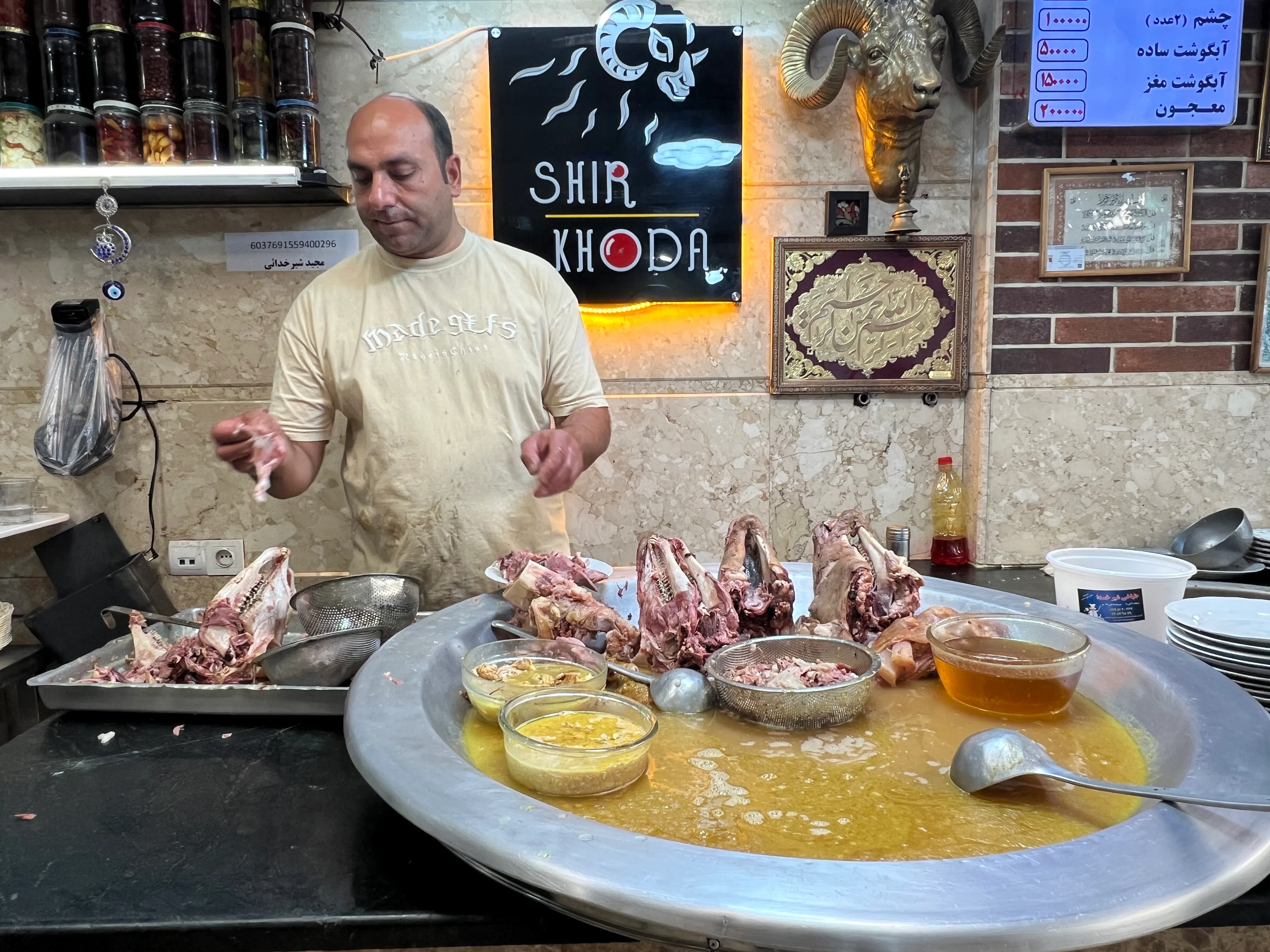 炖羊头是伊朗的黑暗料理。（叶孝忠摄）