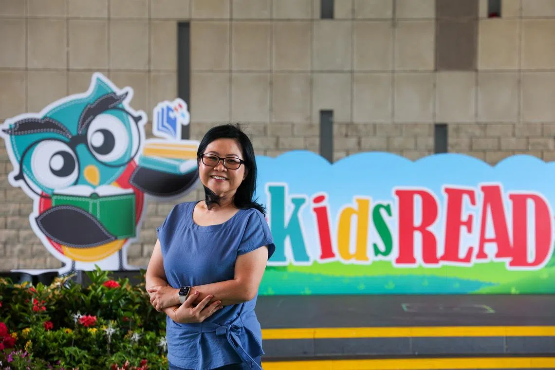 在儿童启蒙阅读计划下担任19年义工的刘秀宝。她说，儿子在耳濡目染下，也在约四年前开始加入计划担任义工，这也成为母子倆培养感情的独特方式。（林明顺摄）