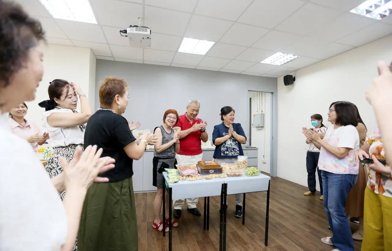 福州会馆成人绘画班，为3月出生的导师和学员庆生，上课气氛轻松愉快。（吴瑞恩摄）