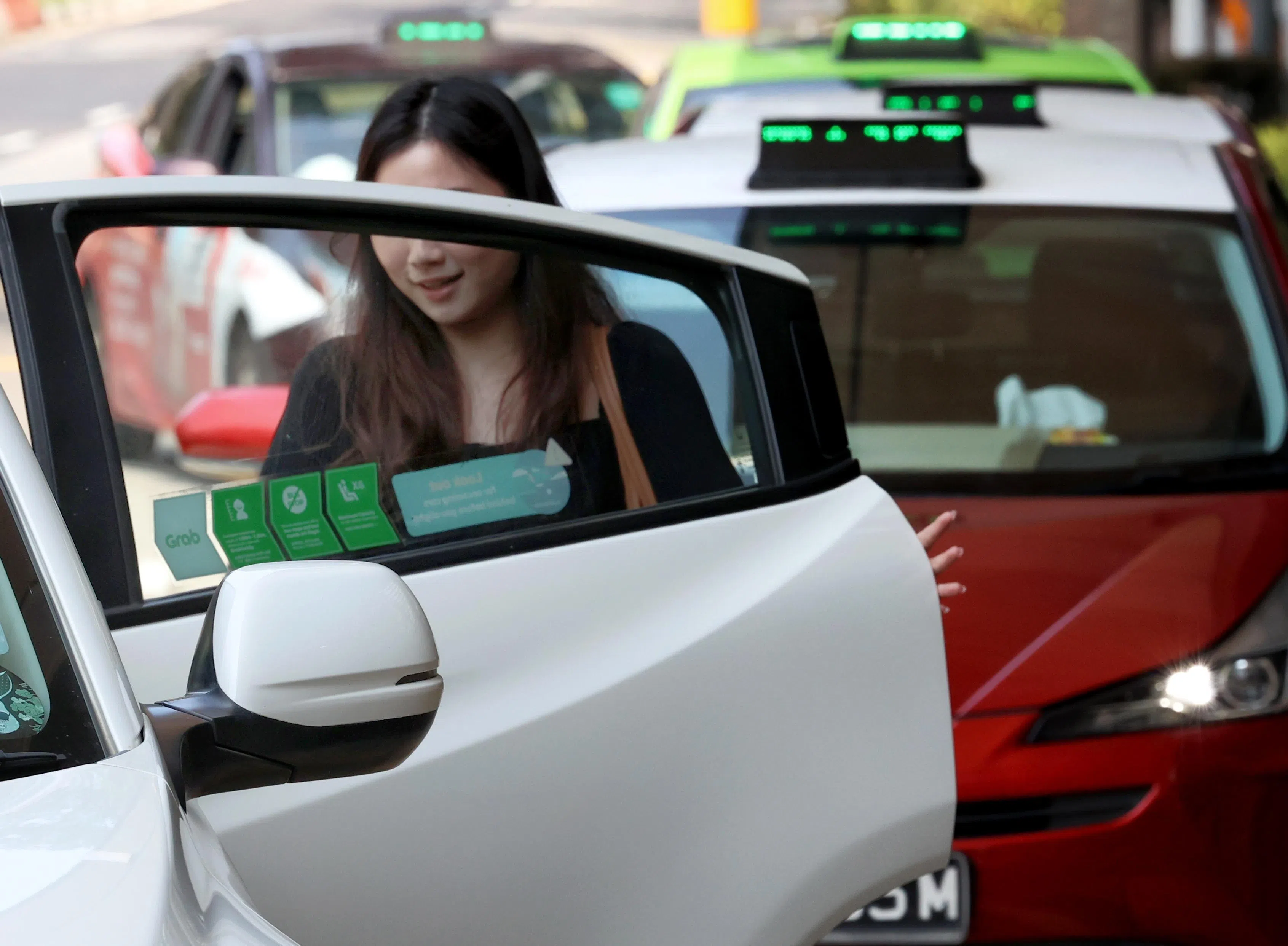 使用私召车、德士和私家车通勤的时间最短，但所费不赀。（档案照片）