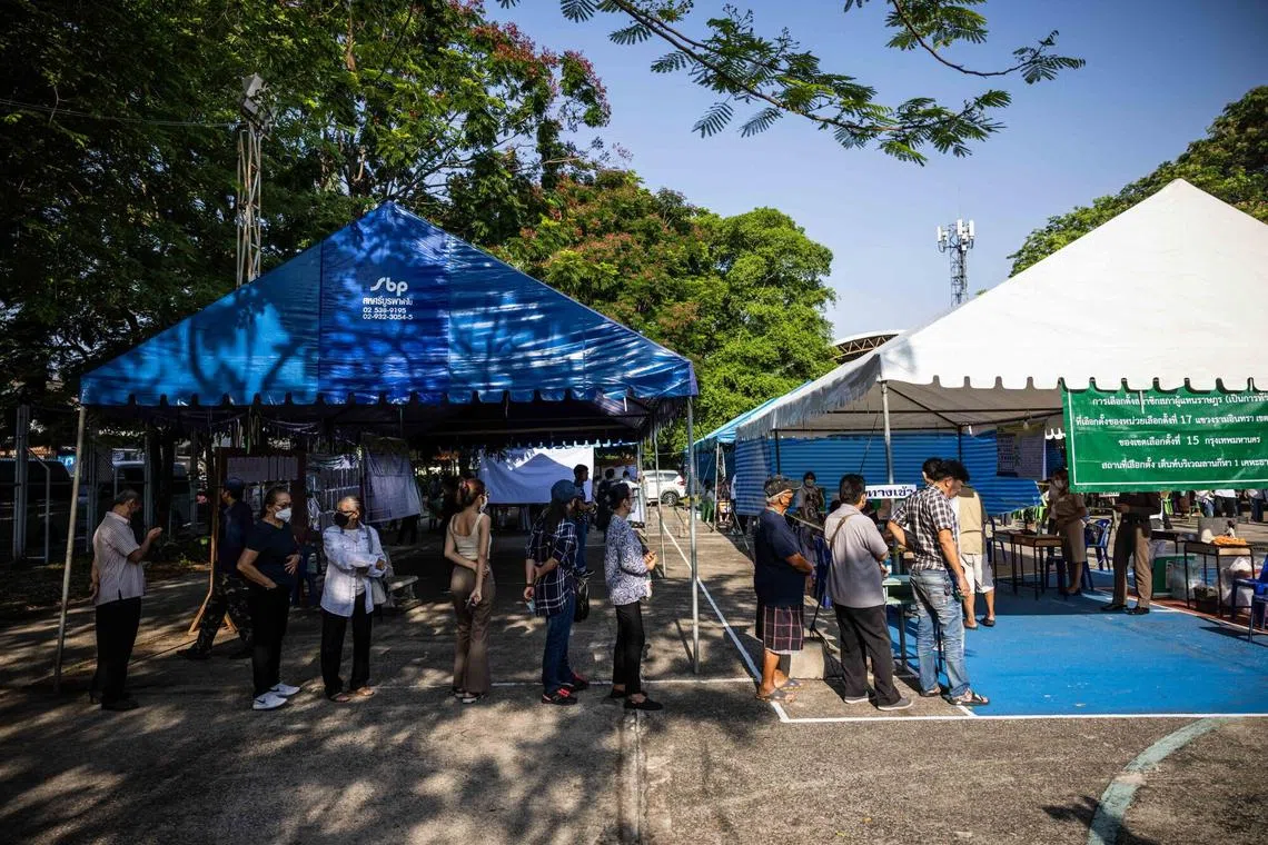 5月14日，泰国曼谷选民排队投票。（彭博社）