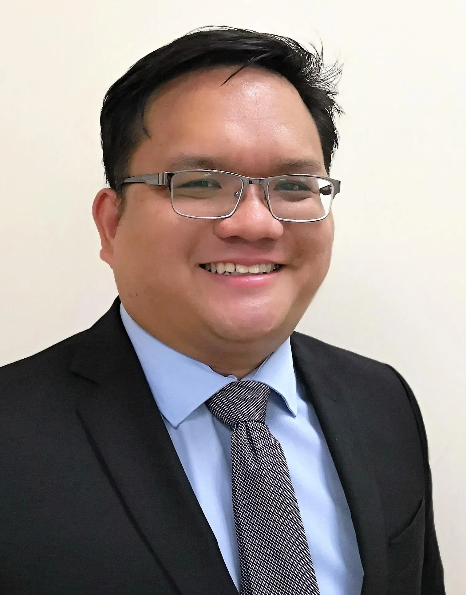 陈炯豪医生提醒，癌症患者应在突然出现颈背疼痛时尽早告知医生，因为脊柱是癌细胞转移最常见部位。（受访者提供）
