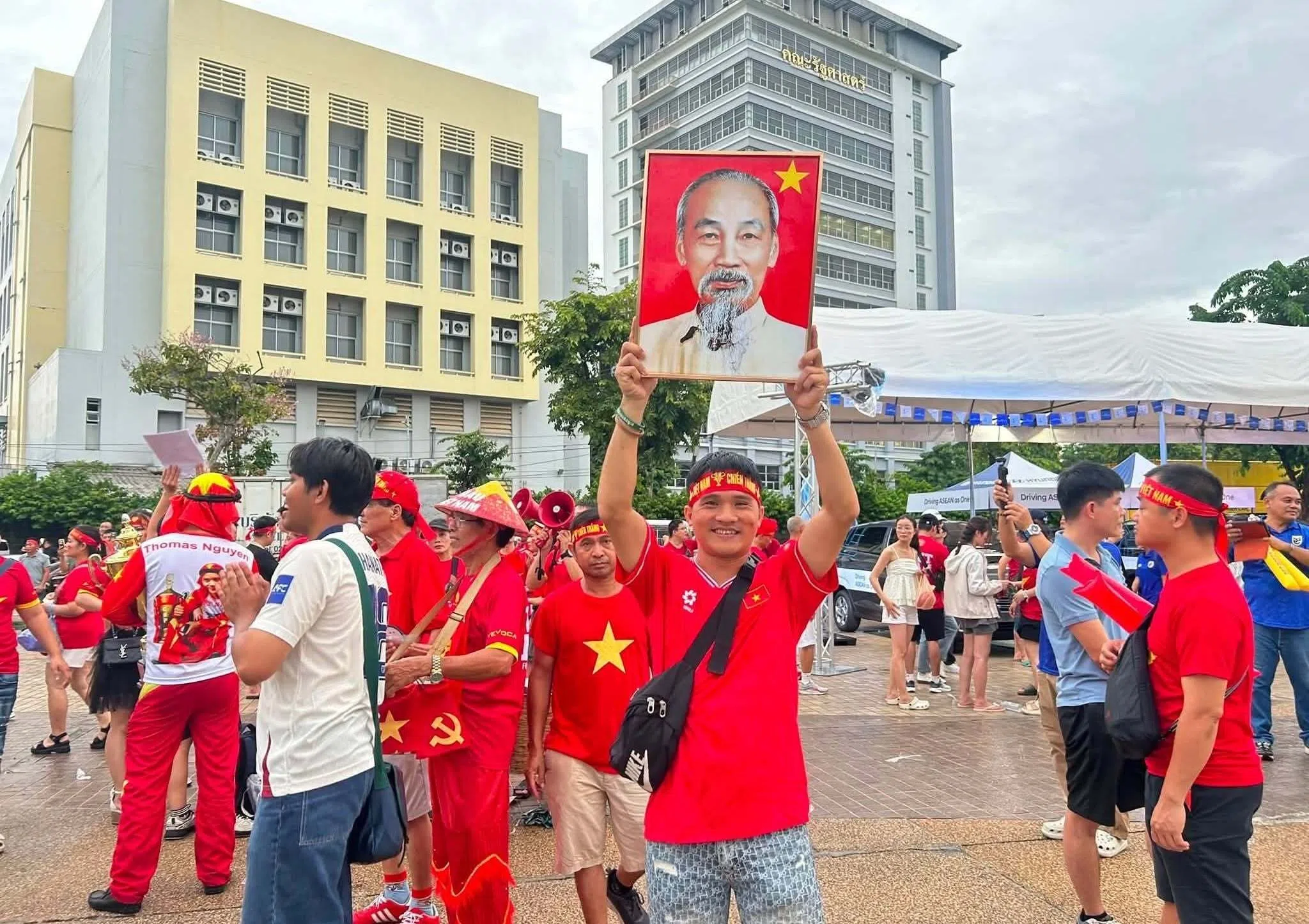 不少越南球迷身穿红衣来到泰国支持球队，图中这名球迷就高举越南国父胡志明的肖像，到场助威。（取自亚细安足球Instagram）