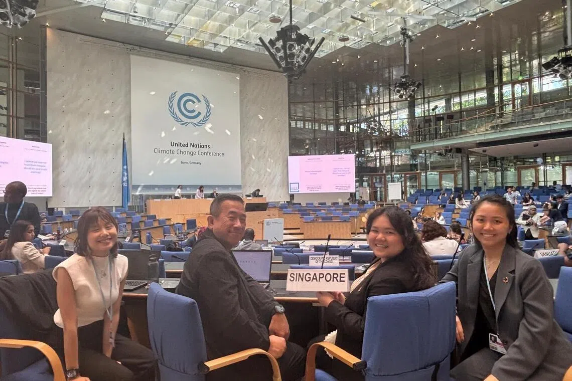 张恩琳（右二）认为，以务实的立场推进协商，能更好地在协商桌上为不同声音搭起桥梁。（受访者提供）