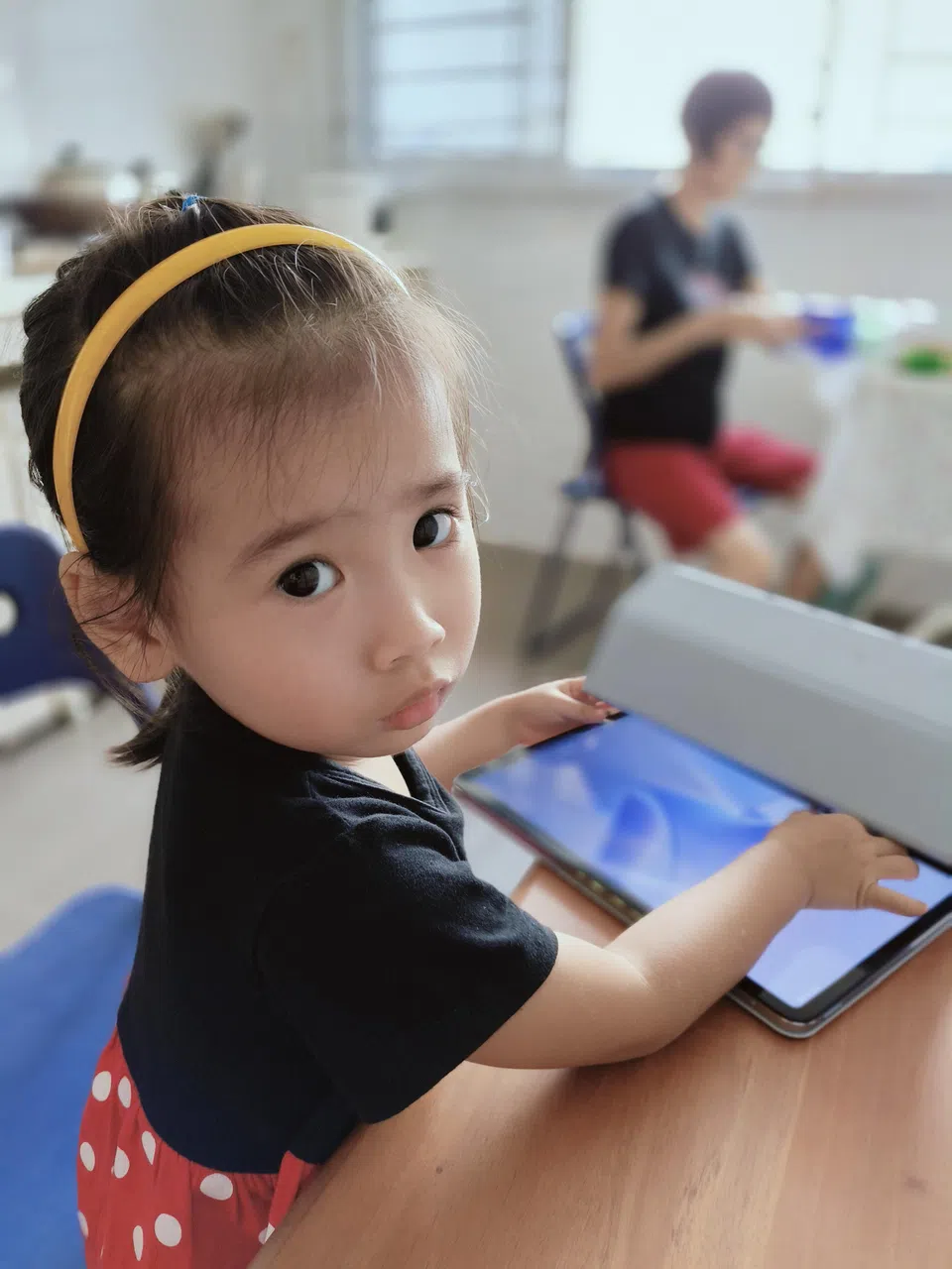 AI橡皮擦可自动识别并消除照片背景的人物。（图一）（黄少伟摄）