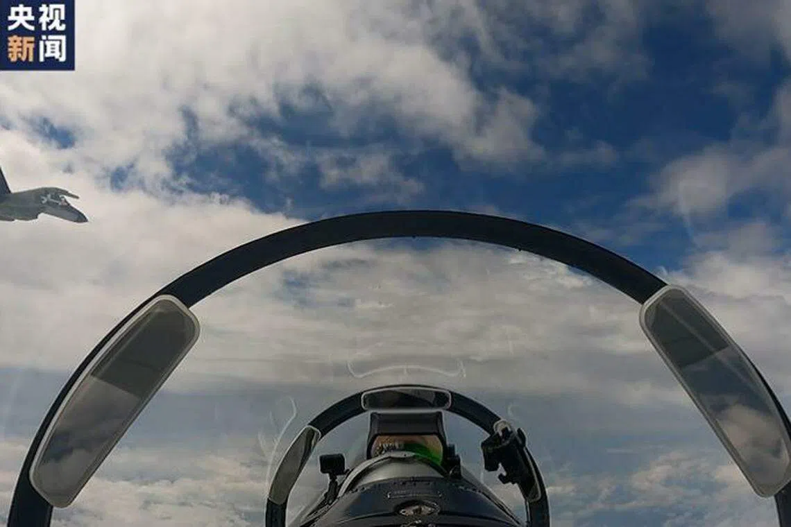 央视新闻发布解放军东部战区联合战备警巡的视频，称各作战平台在台湾周边海空域多方向抵近慑压，塑造全向围岛进逼之势。（央视新闻视频截图）