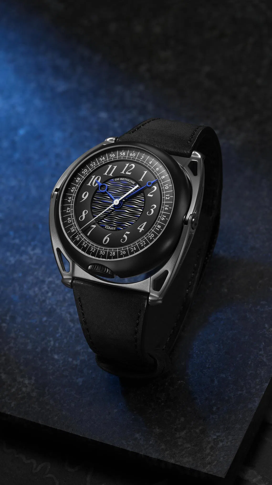 DB Kind of Two GMT是一枚可翻转双面腕表，每一面都拥有独立风格与时区显示。（De Bethune提供）