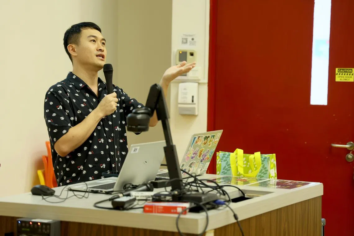 字食族“奶爸”、早报副刊记者陈宇昕介绍什么是专栏，也分享生动例子，让学生对专栏写作有了更直观的认识。（龙国雄摄）