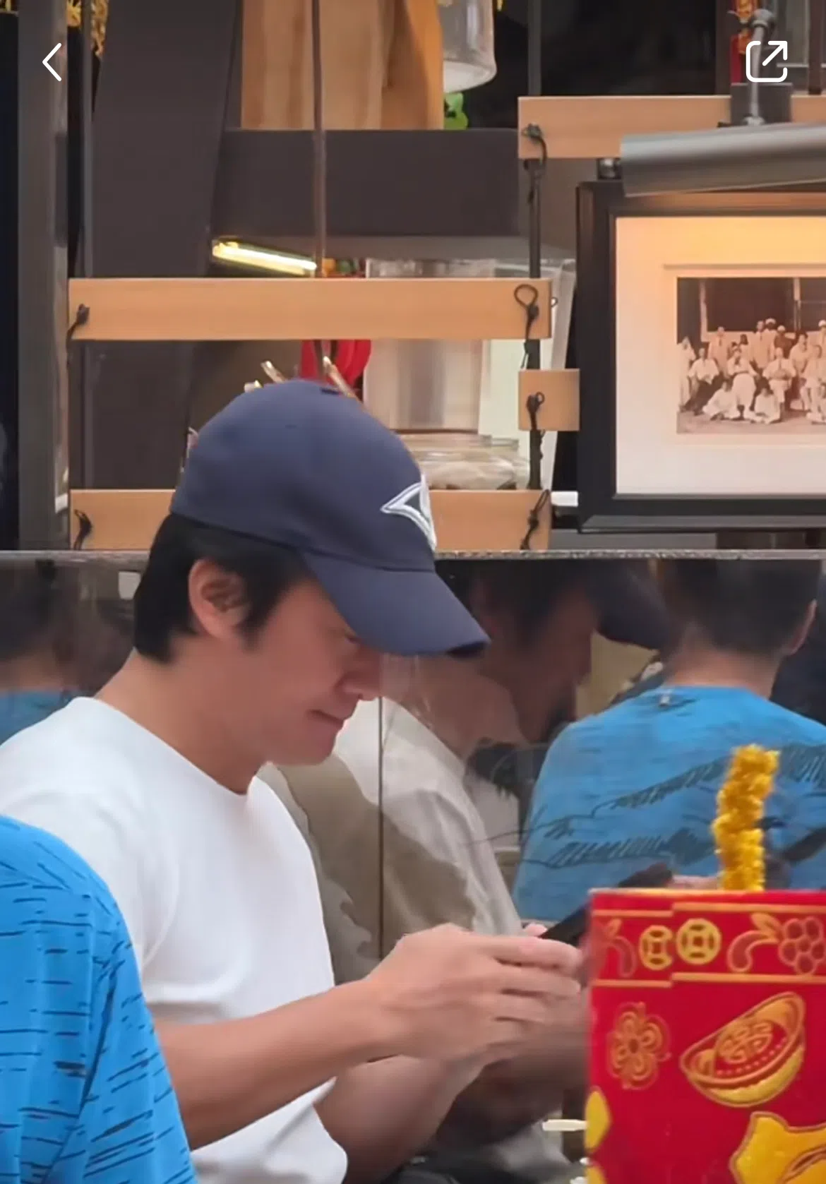 有女网民在新加坡五星级酒店偶遇吴京。（互联网）
