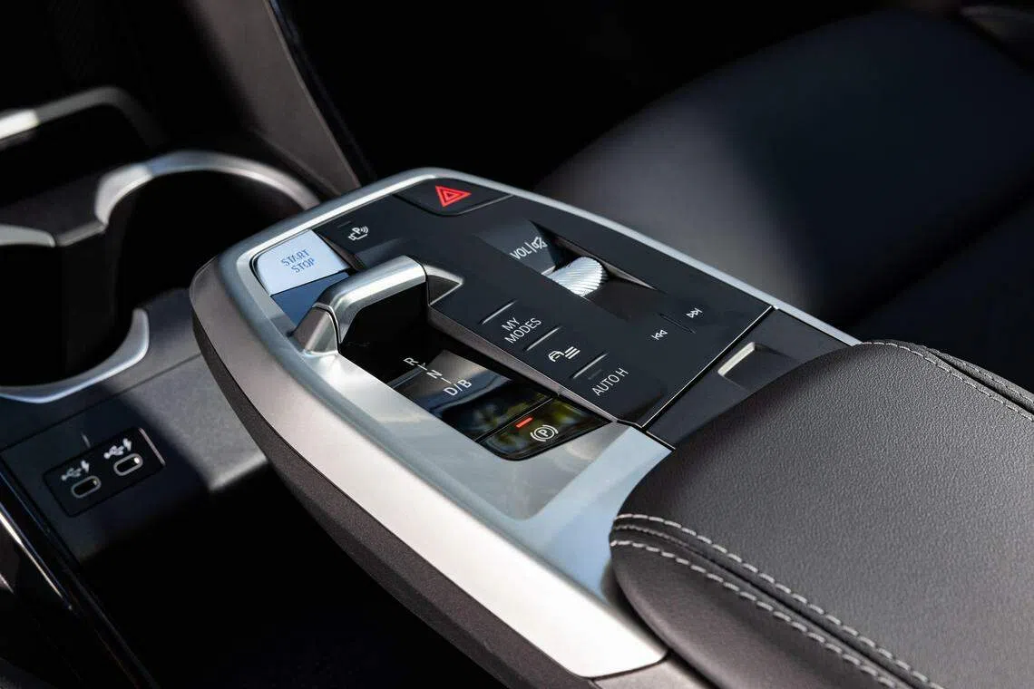 驾驶舱配有一体式控制面板的“浮动”扶手。（宝马提供）