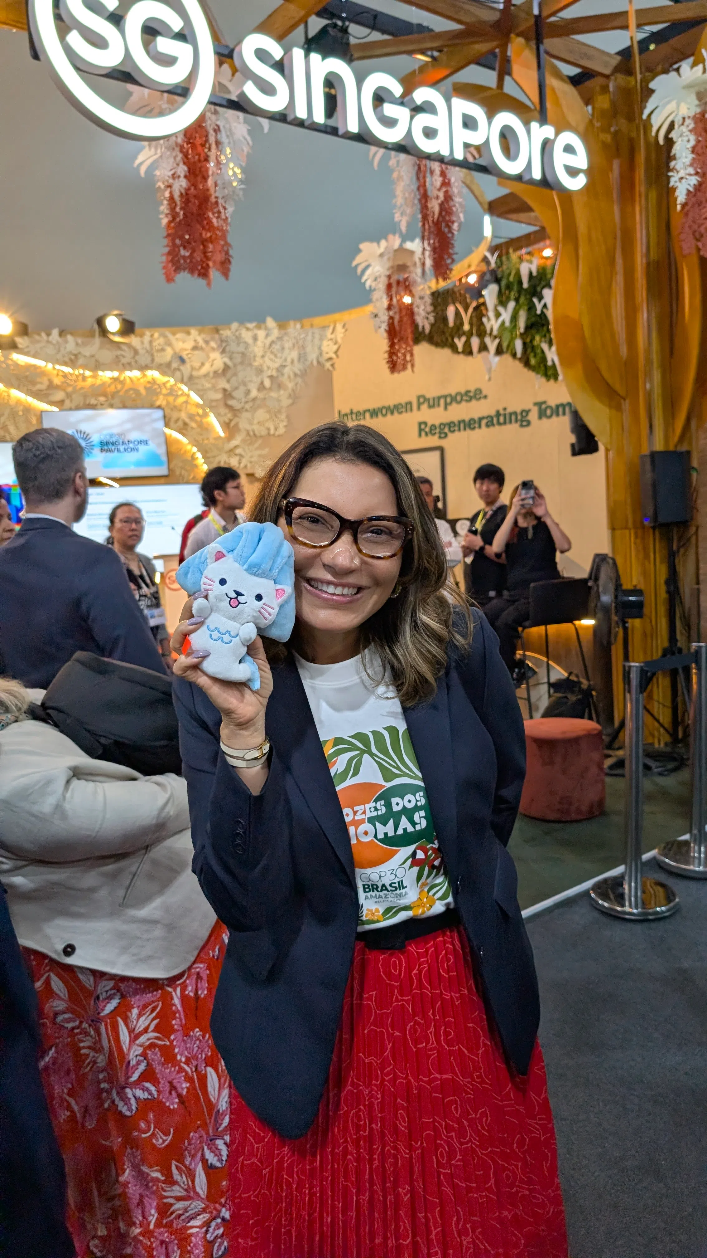 巴西第一夫人姜嘉（Janja Lula da Silva）日前到COP30新加坡馆喝新生啤。（COP30新加坡馆提供）