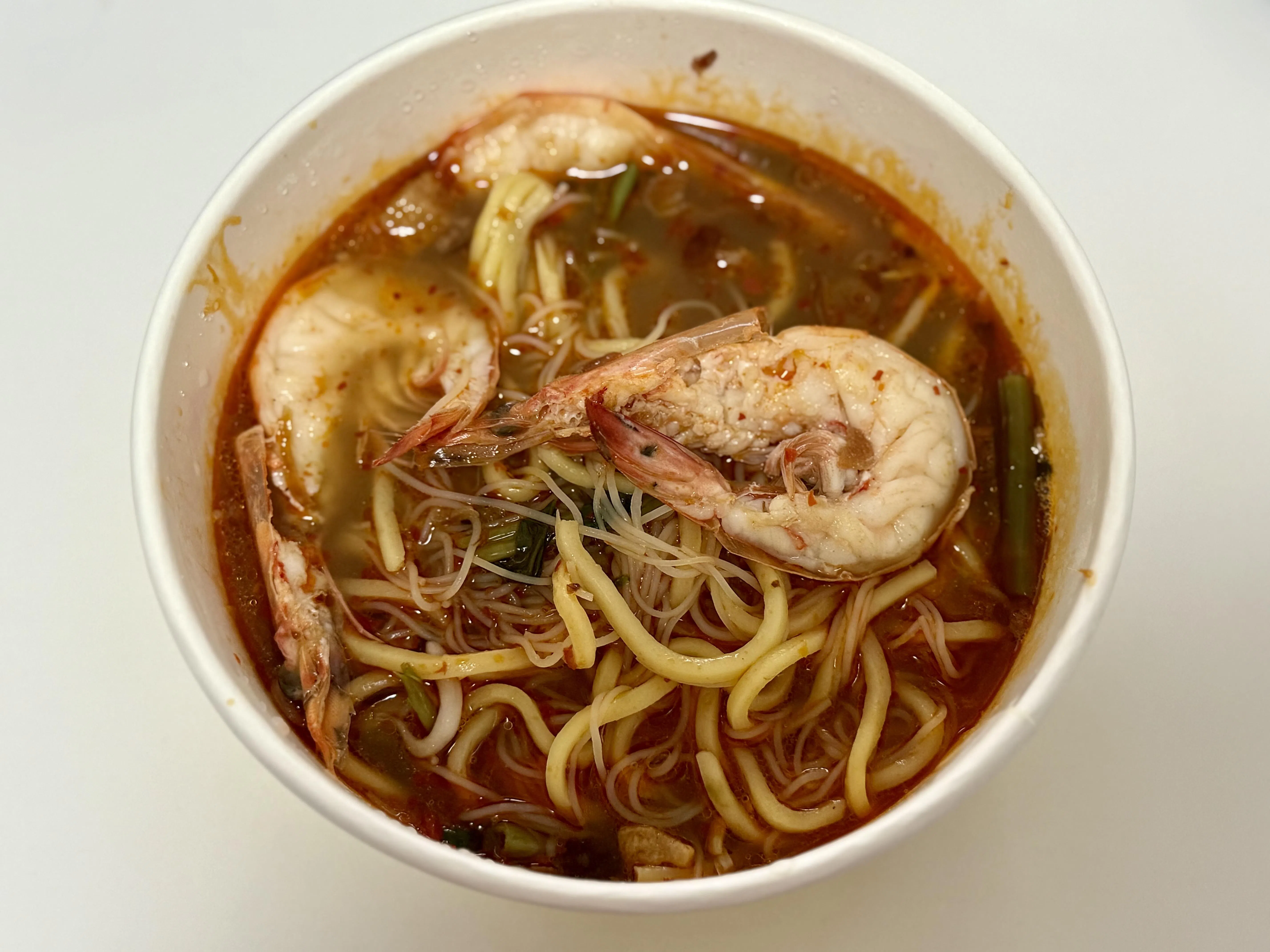 在送餐平台发现靓仔大虾面，点了加辣的大虾面，汤色明显呈鲜红色。（叶晓虹摄）