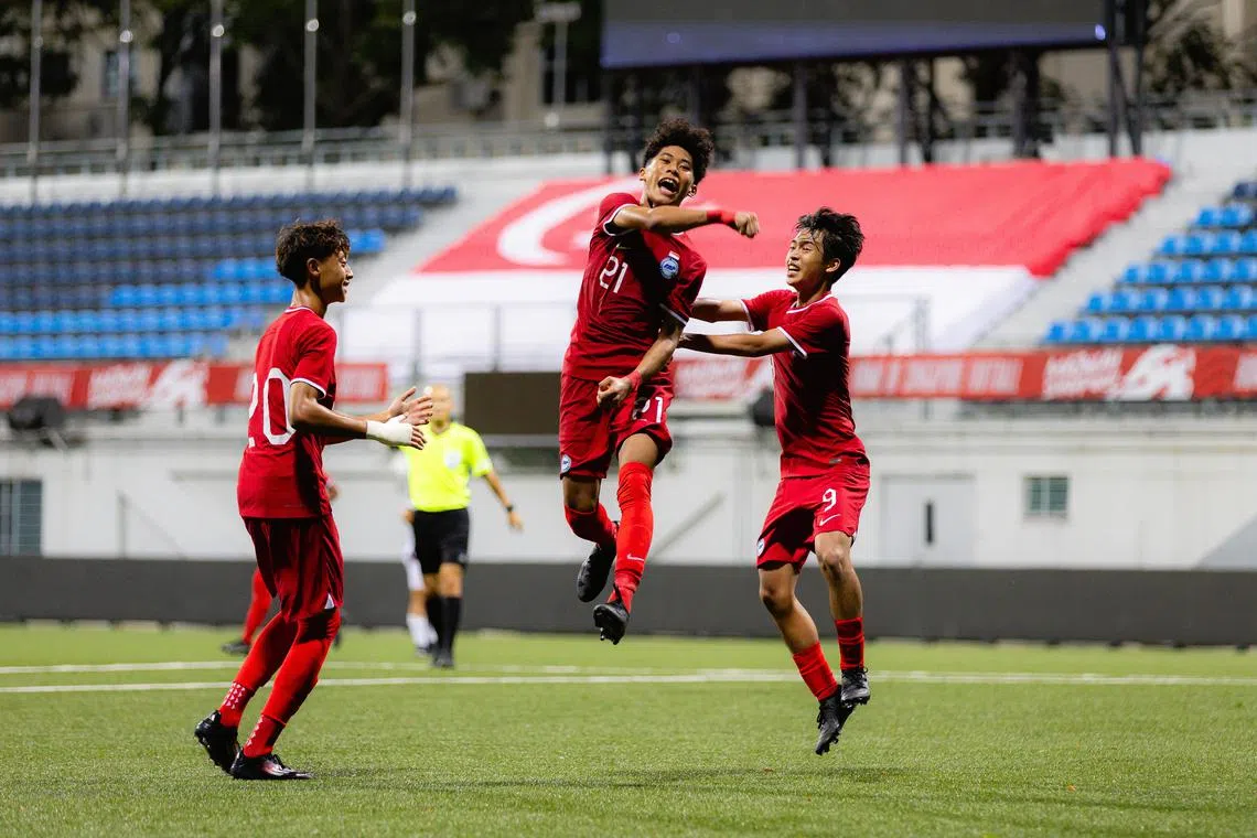前锋伊詹·利夫奎（21号）为我国攻入第三球，并在进球后兴奋庆祝。（新加坡足球总会提供）