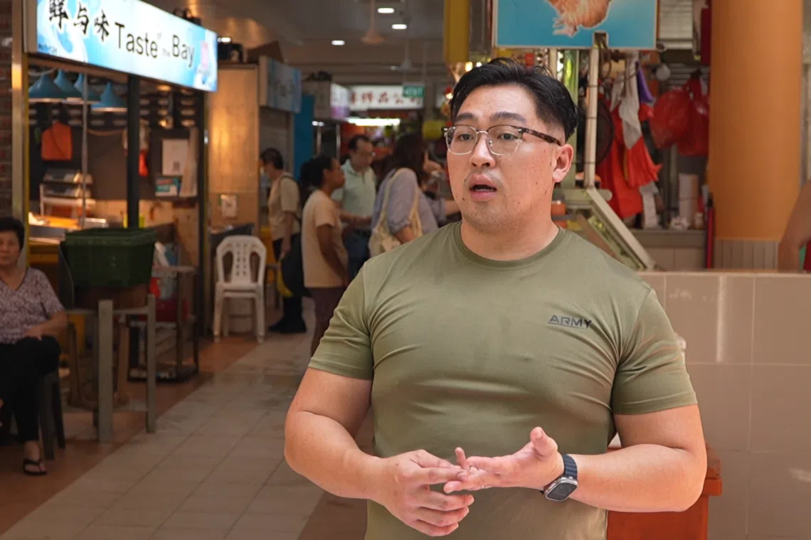 鱼贩李凯贤透露，年轻客户比较能接受养殖鱼。（视频截图）