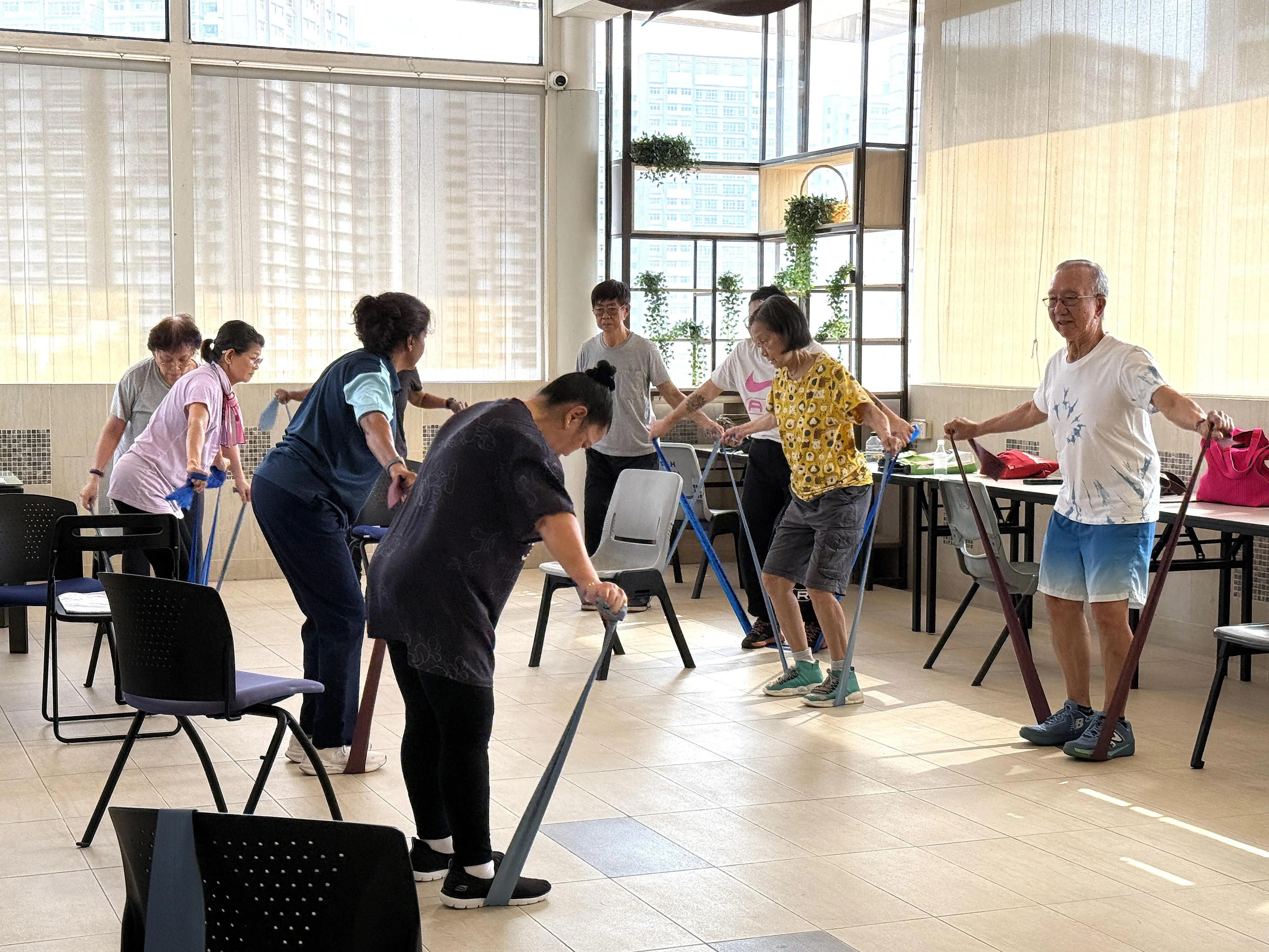 圣路加医院的小组运动课“MOVE”，内容包括有氧运动以及有助锻炼肌力和改善平衡感的健身动作。（圣路加医院提供）