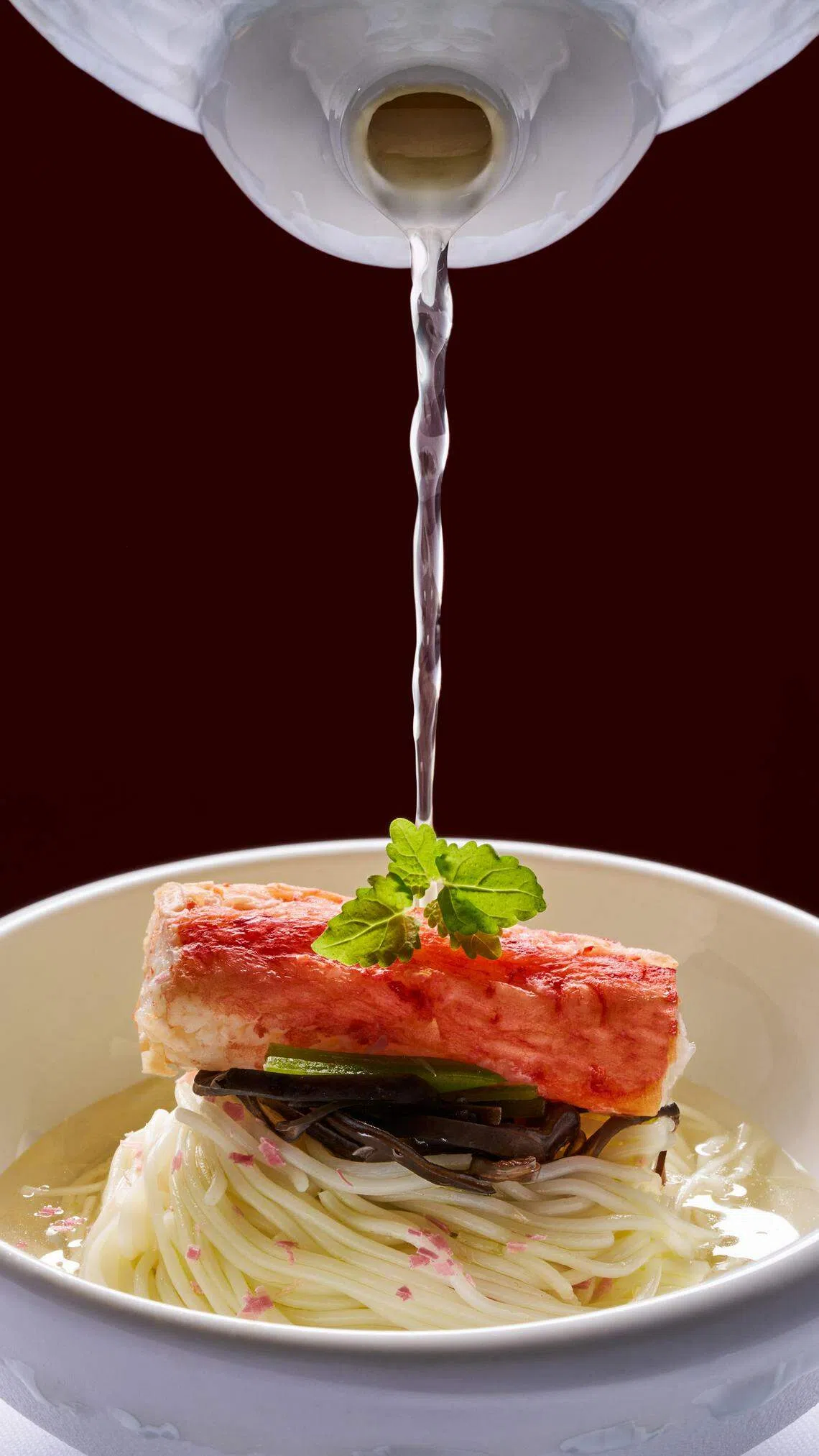 帝皇蟹清酸辣冻拉面汤，非常开胃。（餐馆提供）