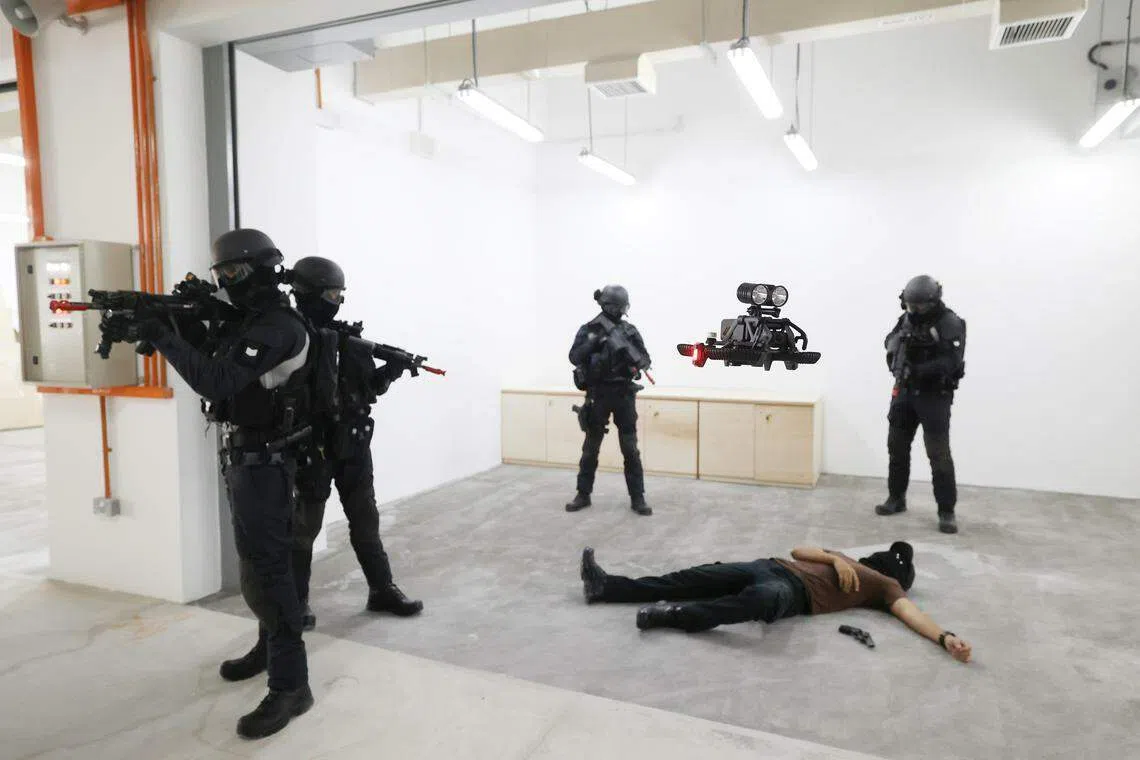 在第一视角无人机的协助下，武装突击部队人员快速冲进购物商场，把枪手“击毙”。（蔡家增摄）