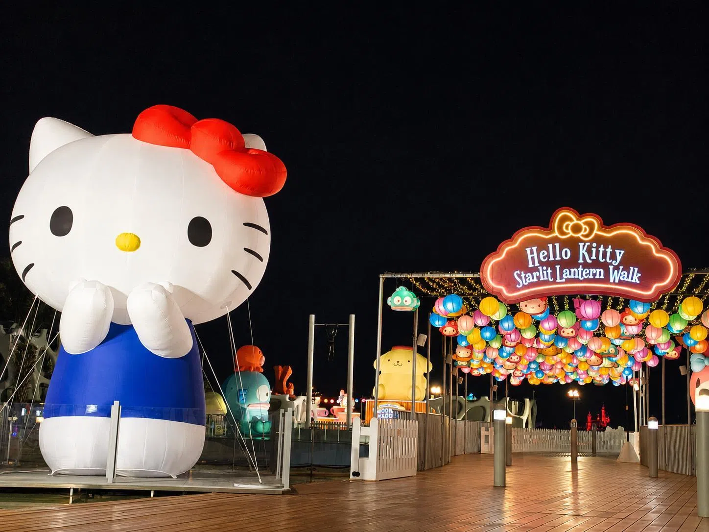 巨大的充气Hello Kitty在门口迎接你步入彩灯世界。（主办方提供）