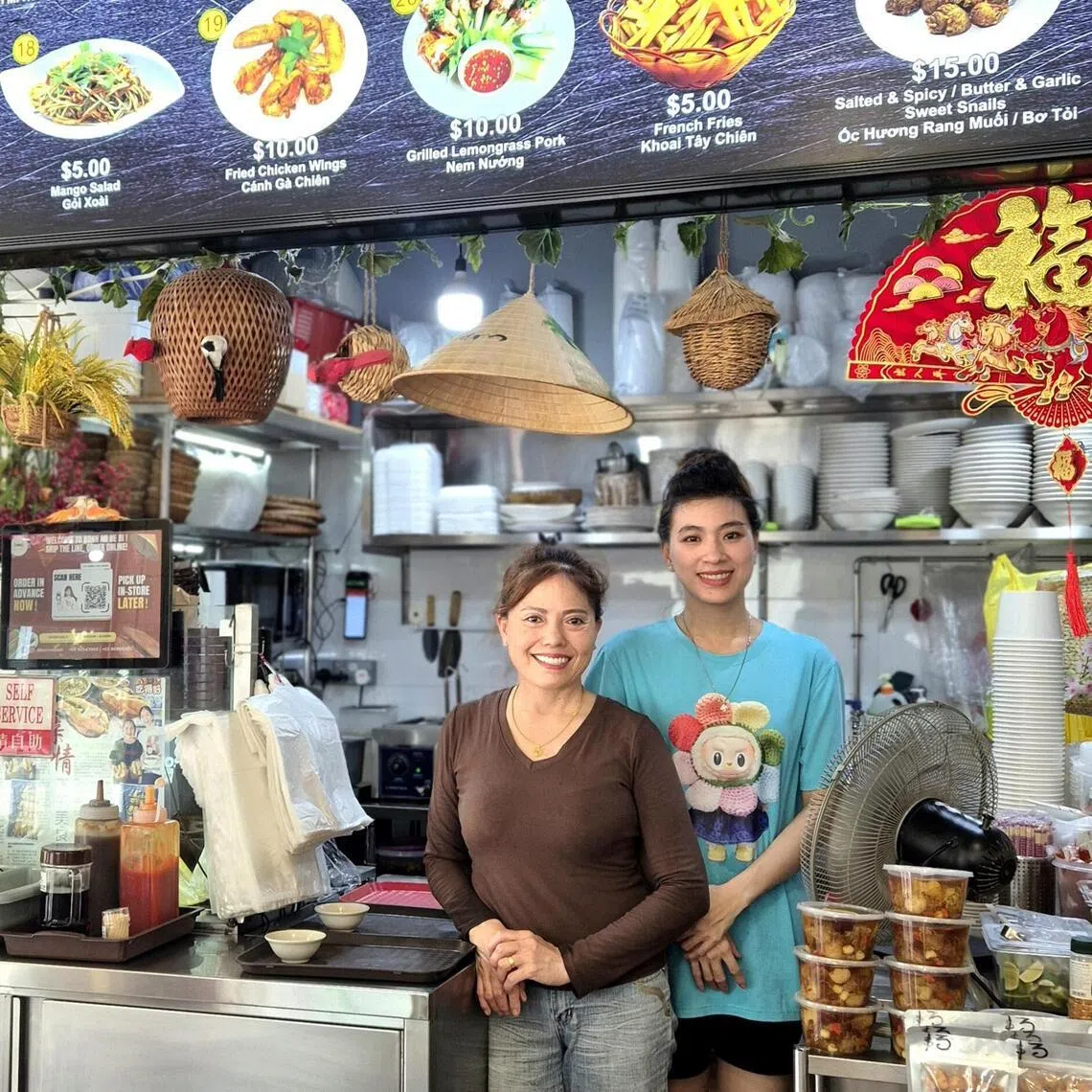 Tina（左）和女儿以亲切笑容对待每位客人和每道菜肴。（陈爱薇摄）