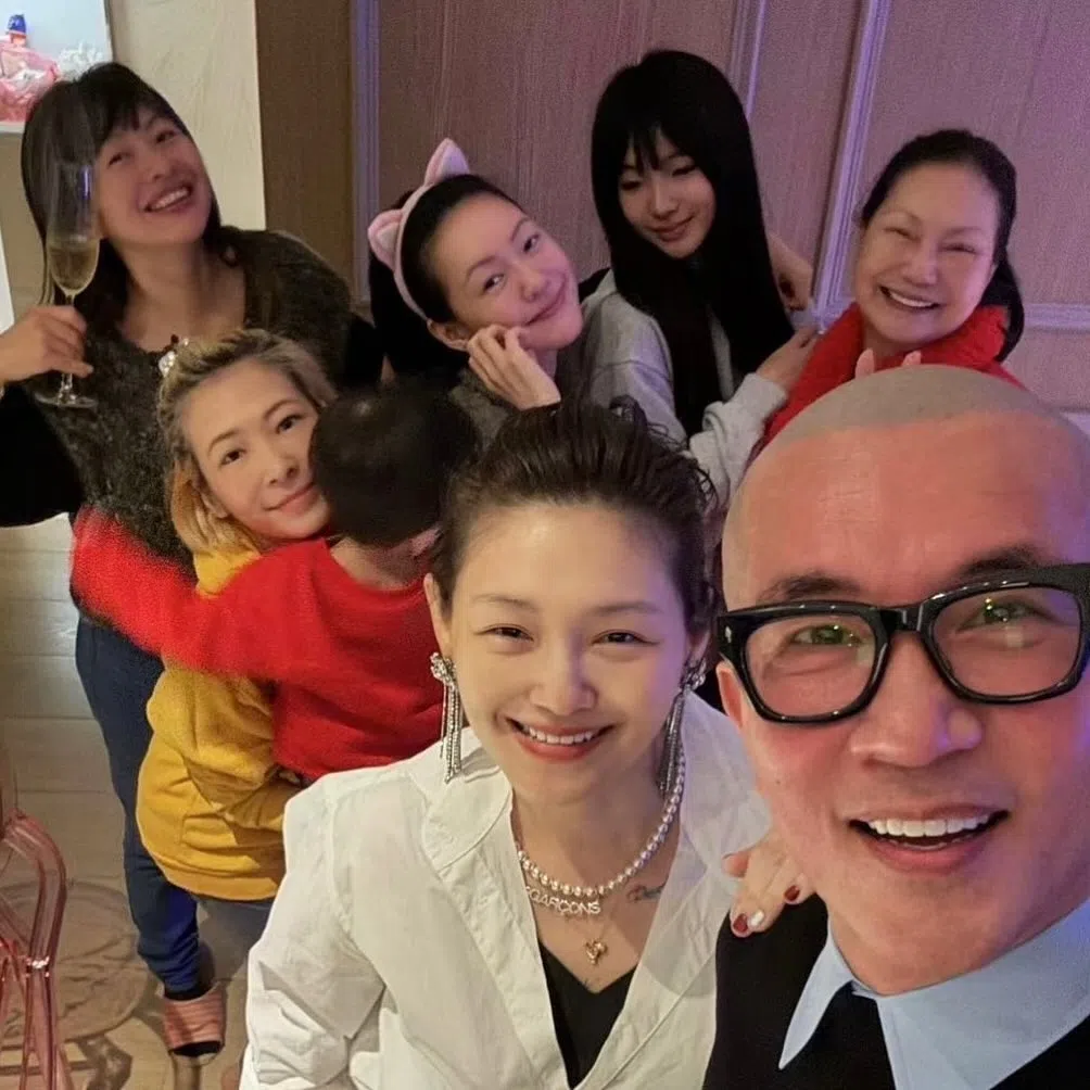 大S（前排右二）的离世对S家打击很大，老公具俊晔（前排右一）更是天天到金宝山祭拜爱妻。（取自具俊晔IG）