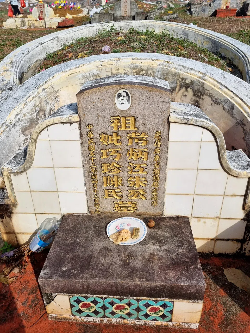 朱良文去年清明节到马六甲的祖母坟前扫墓，他拍下的坟墓照片显示，墓碑上不仅刻有祖父母名字，最右方一行刻字“原籍广东省潮阳县达濠埠”，由此知道祖父的祖籍地。（受访者提供）