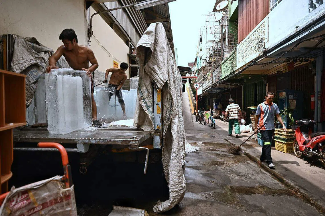泰国在4月份多地气温突破40摄氏度，当地气象局发布高温警告，呼吁公众采取措施防中暑。（法新社）