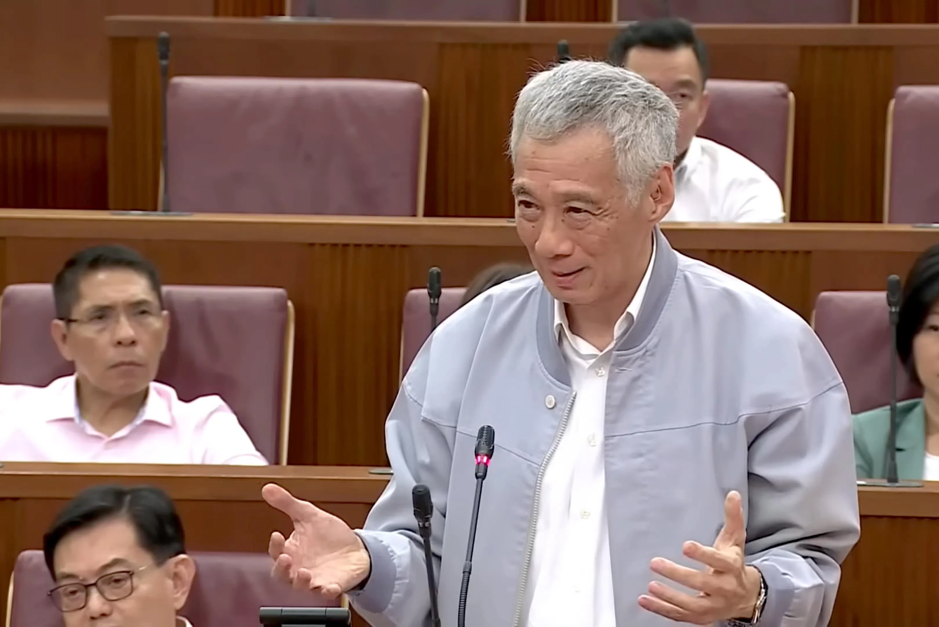 李显龙总理2024年2月在国会辩论公共财政动议，以他过去40年参与国家储备金积累与保护的丰富经验，阐述政府为何设立民选总统这个双钥匙制度来保护储备金。（gov.sg视频截图）