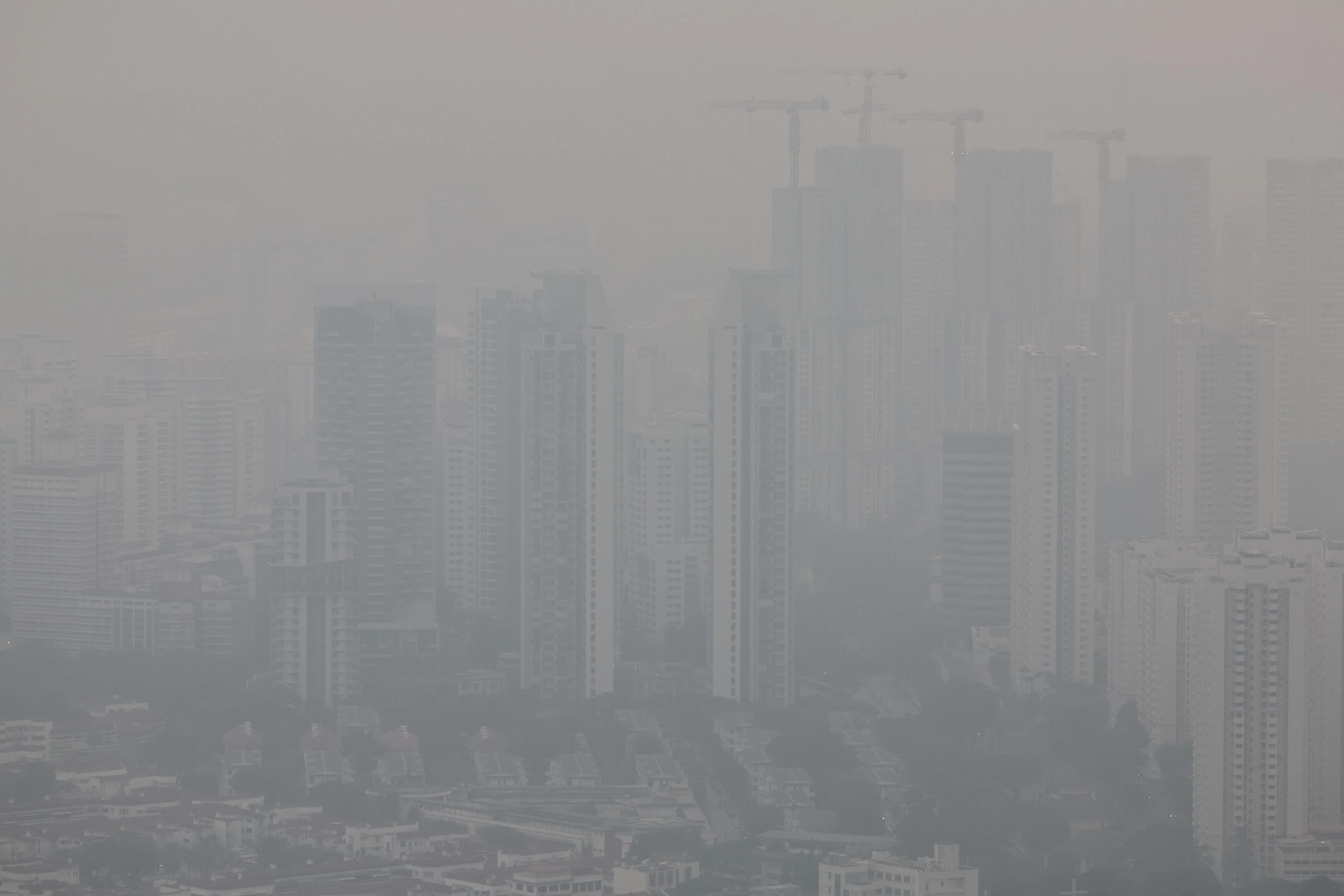 我国空气污染指数全岛在星期三一天内持续攀升，中部地区直攀141点，创下今年以来最高纪录。（邝启聪摄）