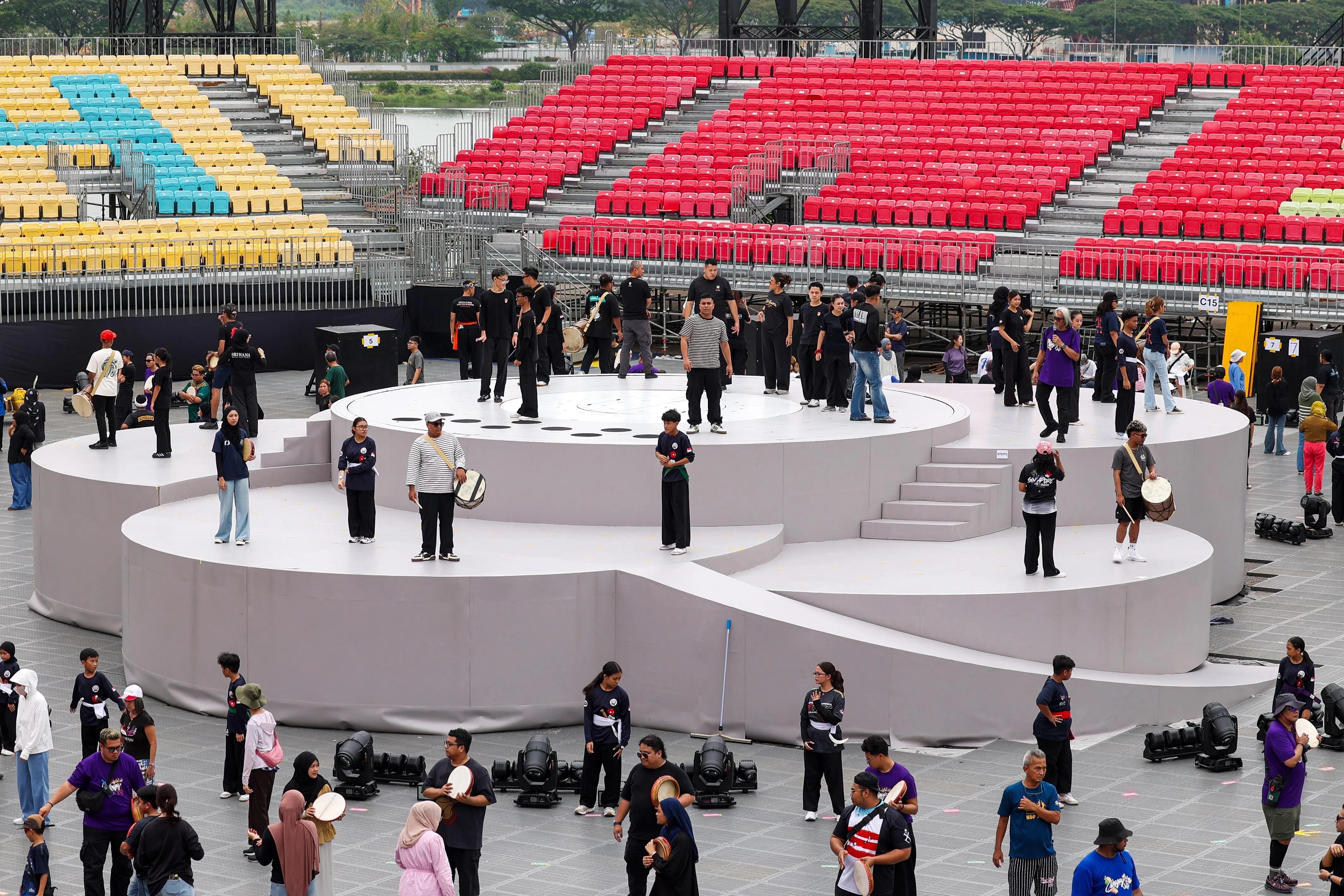 尽管舞台尚未完全搭建，多名表演者依然马不停蹄地进行排练，他们在尚未升起的多层舞台上投入练习。（林明顺摄）