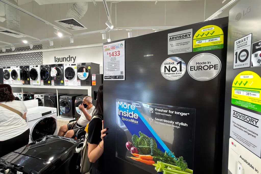 政府从7月起对不符合节能标准的电器收紧进口监管后，将同时豁免自用进口相关受管制产品的注册费及后续更新费用，在加强执法之余，减轻消费者和企业的合规负担。