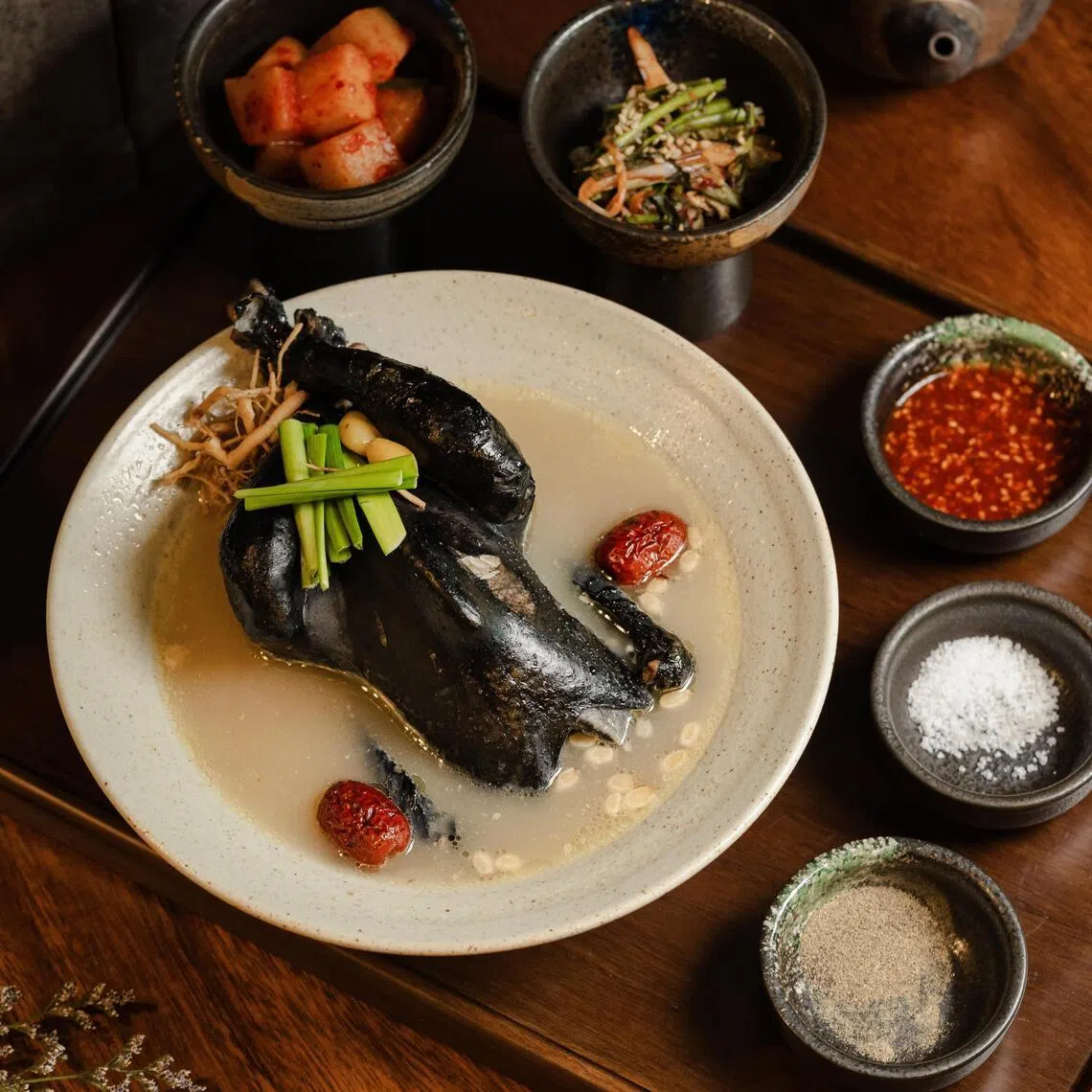 乌鸡参鸡汤兼具乌鸡的鲜香与人参的甘甜。（餐馆提供）