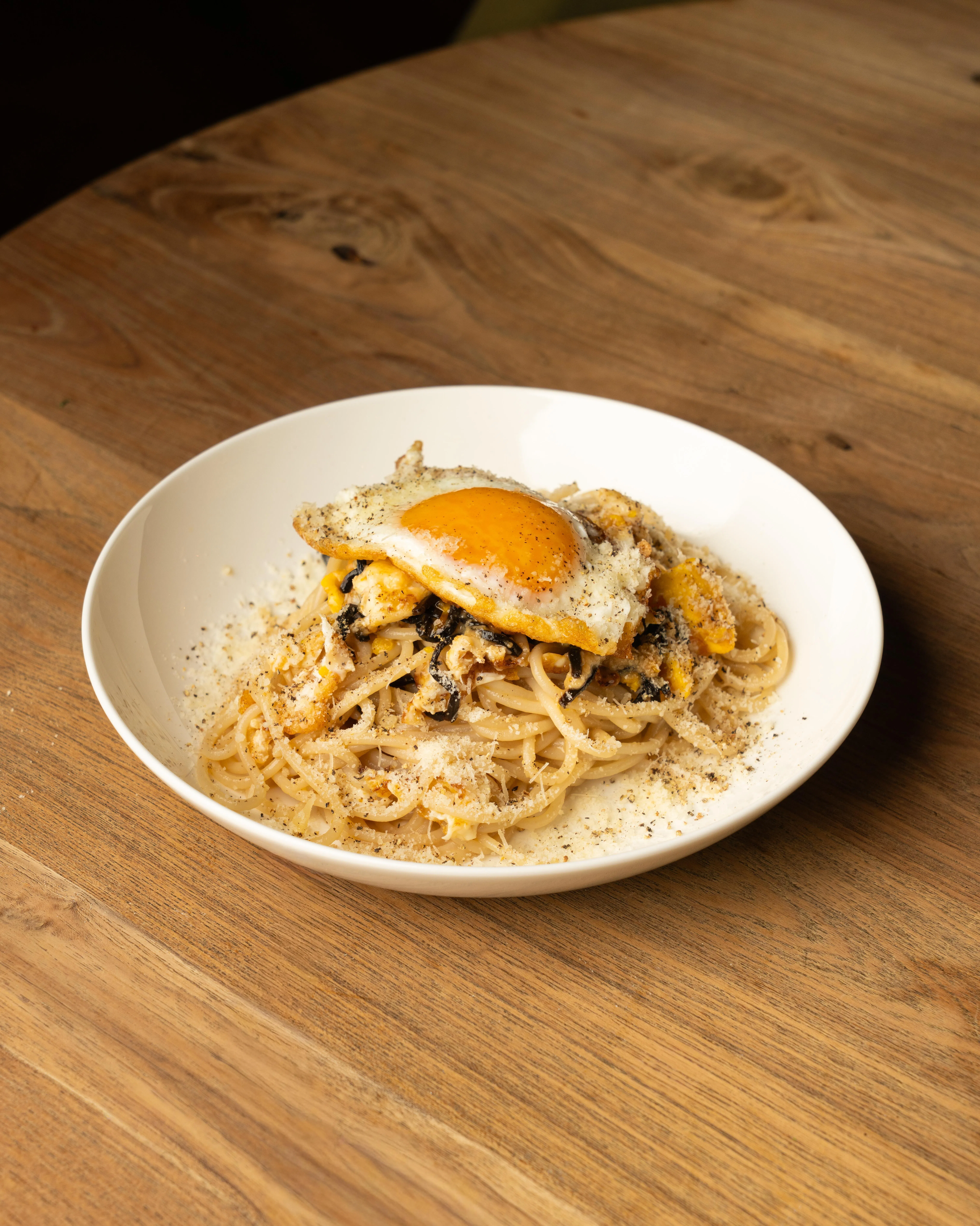 煎蛋芝士盐渍昆布意面充满日式创意，拌入蛋黄的意面，口感更顺滑。（餐馆提供）