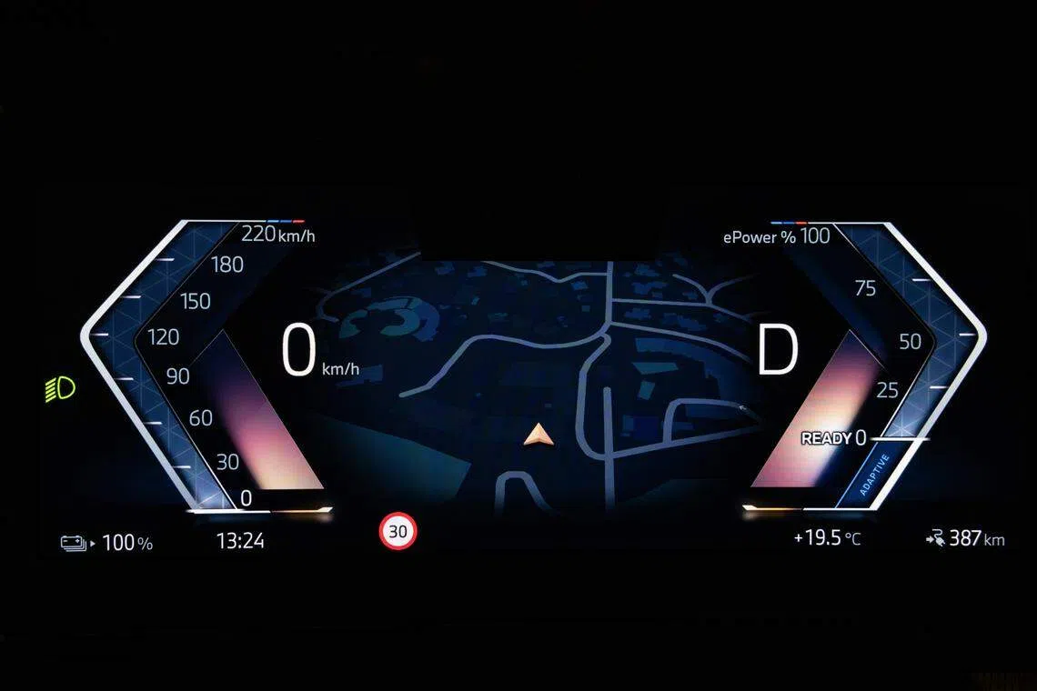 驾驶舱仪表板装有BMW曲面显示屏。（宝马提供）