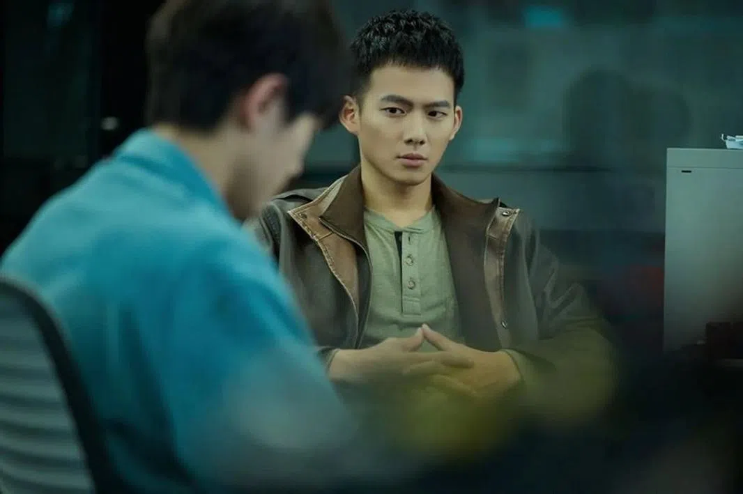 吴念轩（右）饰演侦探王奕行，负责调查偶像歌手Lucy的案件。（互联网）